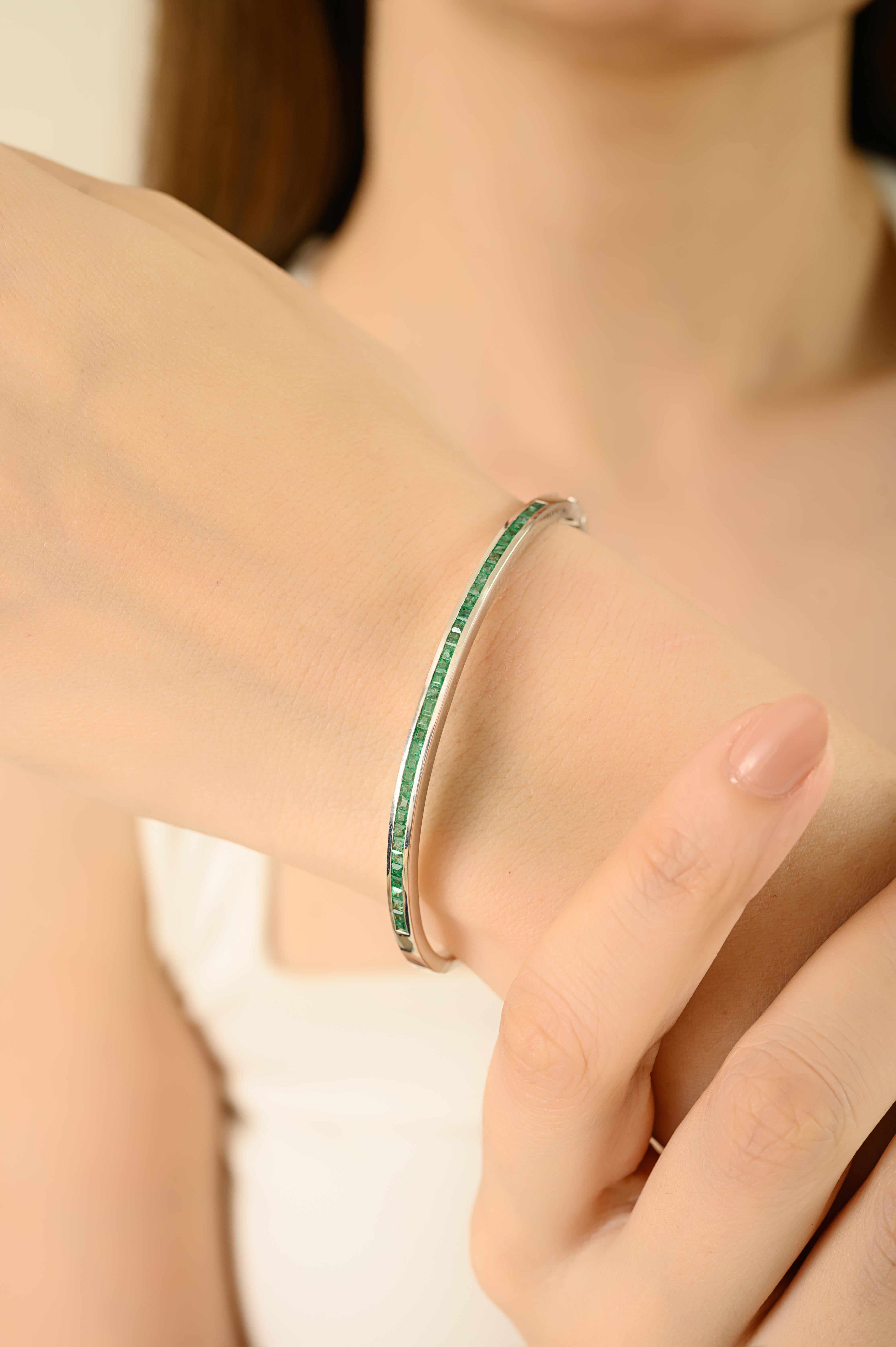 Silvorra Square Cut Natural Emerald Sleek Cuff Armreif aus 925 Silber im Angebot 2