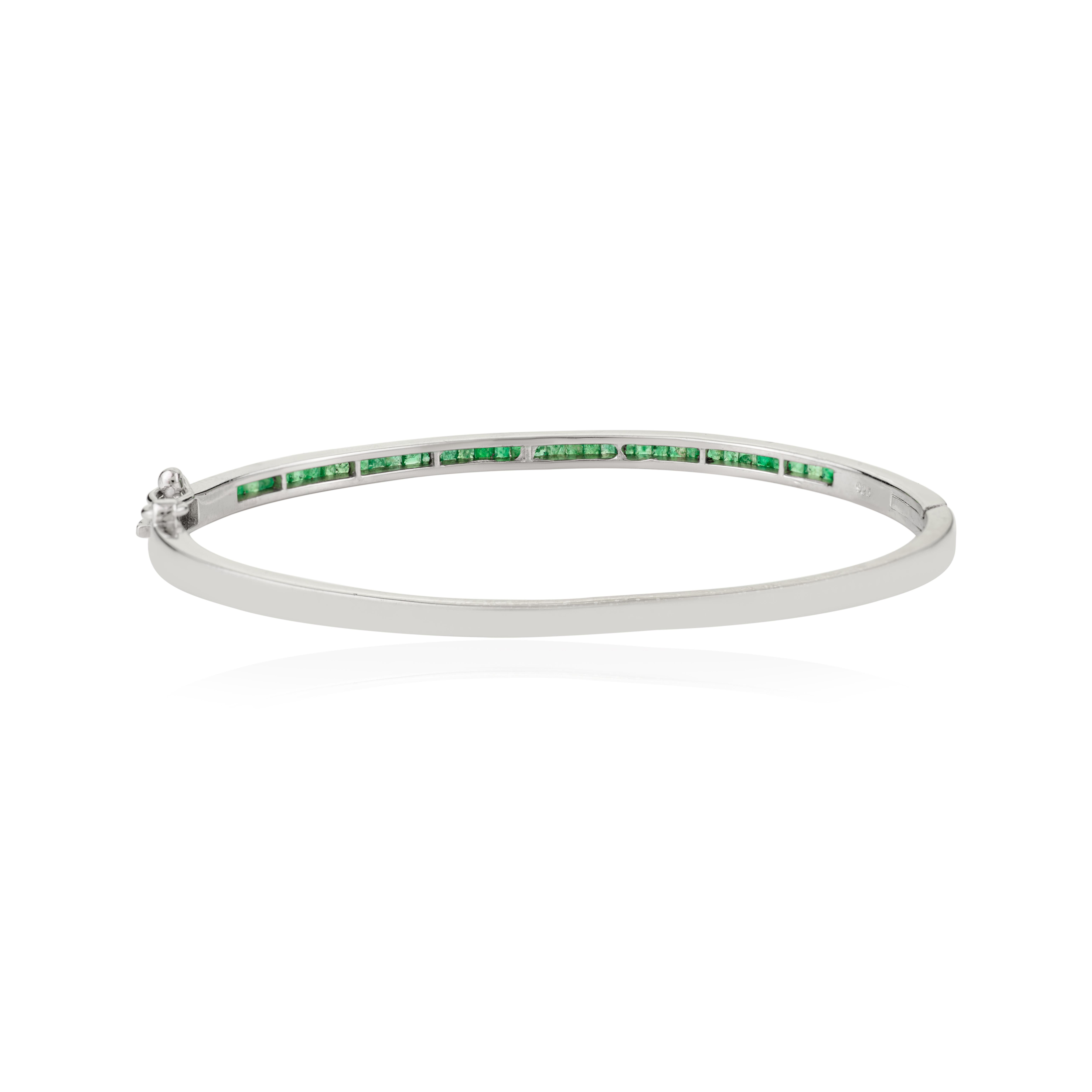 Silvorra Square Cut Natural Emerald Sleek Cuff Armreif aus 925 Silber im Angebot 3