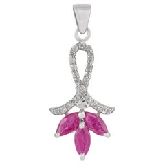 Silvorra Drei-Stein-Anhänger aus Silber mit Marquise-Rubin und Diamant-Pavé-Bügel im Blumen-Design