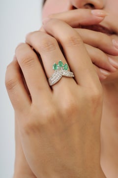 Anello Chevron a tre pietre con smeraldo a pera e pavé di diamanti in argento 925 di Silvorra