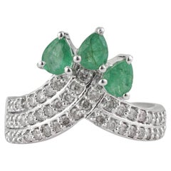 Anello Chevron a tre pietre con smeraldo a pera e pavé di diamanti in argento 925 di Silvorra