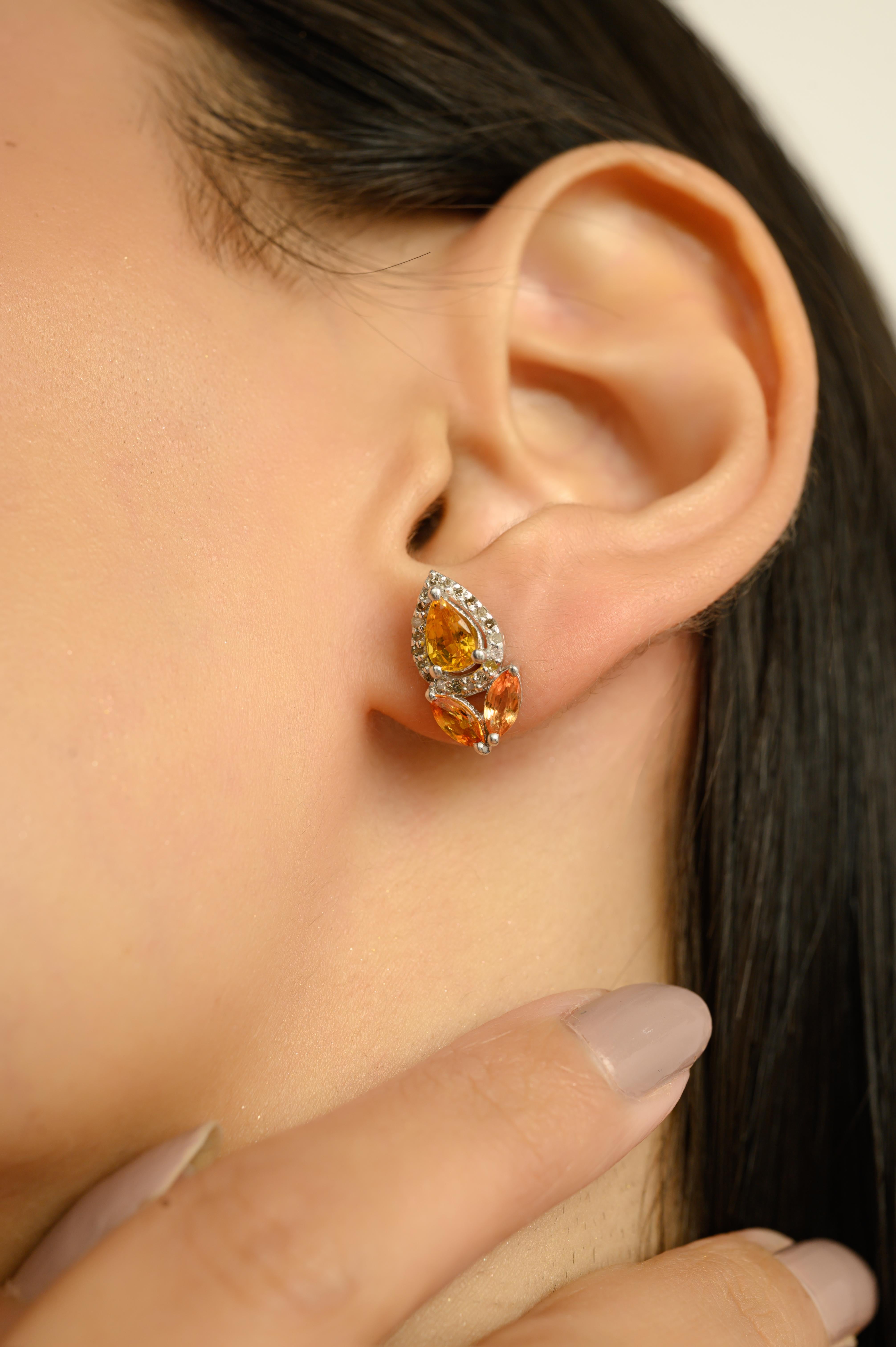 Questo radioso paio di orecchini a perno in argento sterling 925 presenta sei gemme naturali di citrino con taglio a pera e a marquise, di dimensioni 6x3 mm e 5x3 mm, per un peso totale di 2,2 carati. Ogni citrino è accentuato da un'aureola di