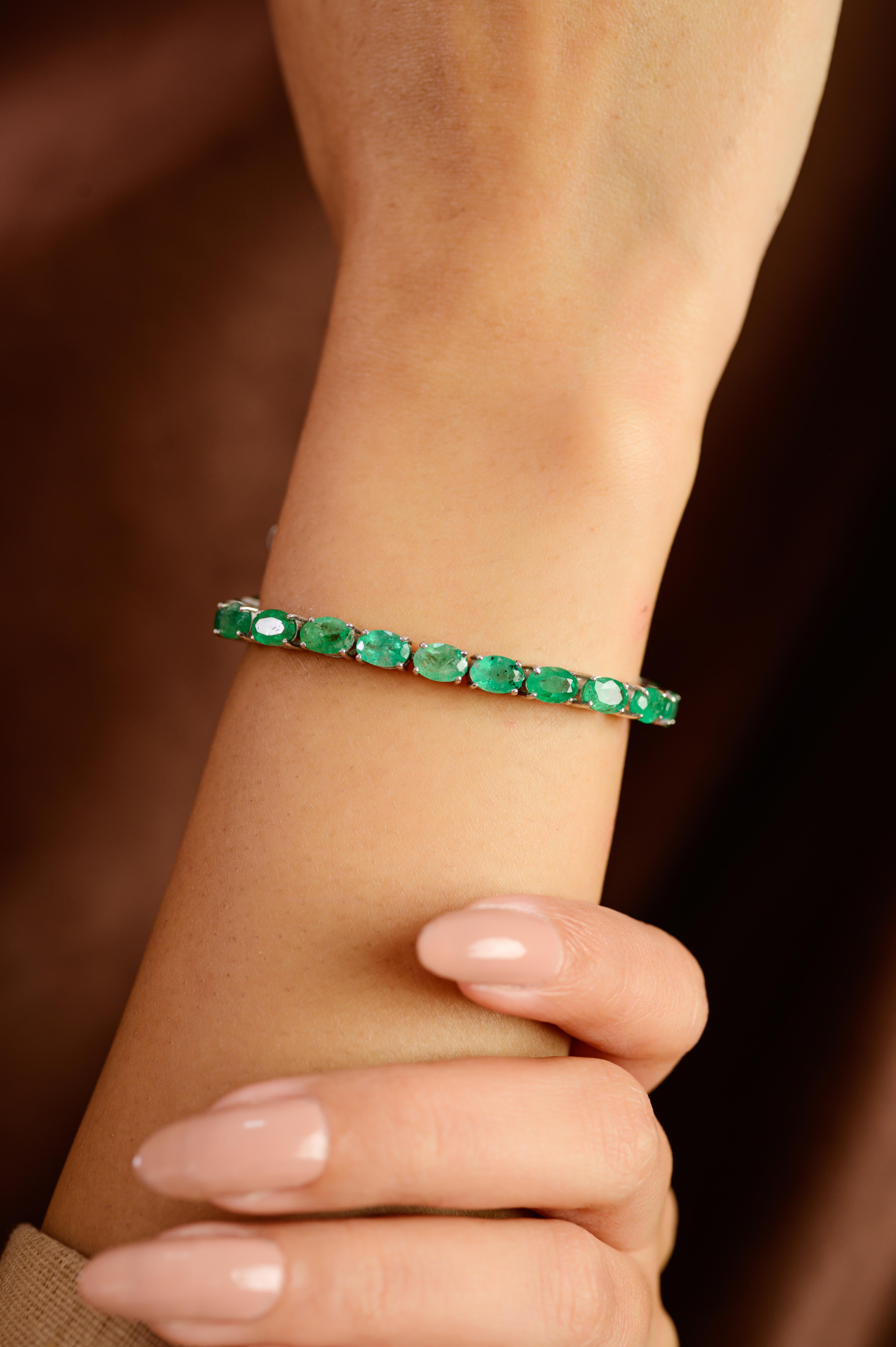 Esta elegante pulsera tenis está fabricada en plata de ley 925 y presenta una línea continua de esmeraldas naturales de talla ovalada, creando un aspecto atemporal y refinado. Presenta 29 esmeraldas engastadas, cada una de 6x4 mm, con un total de