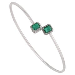 Pulsera de plata de ley «Silvorra» con dos esmeraldas y un halo de diamantes, de diseño abierto