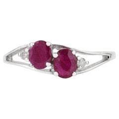 Silvorra Zwei-Stein-Bypass-Ring mit oval geschliffenen Rubinen und Diamanten sowie geteiltem Ringband aus 925er Silber