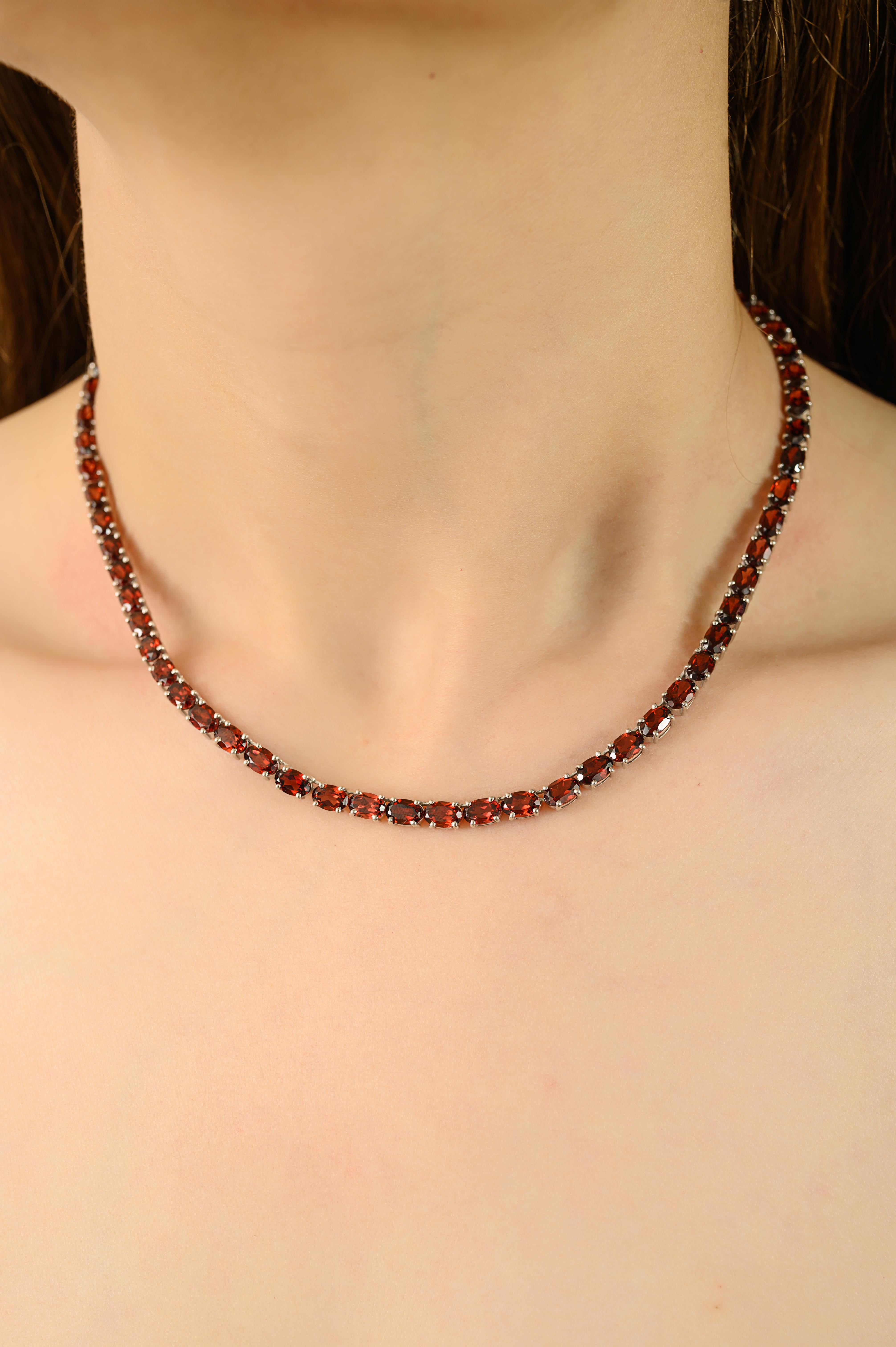 Questa collana è realizzata in argento sterling 925 e incastonata con 65 pietre di granato rosso intenso disposte in modo elegante lungo tutta la lunghezza. Ogni granato ovale misura 6x4 mm, per un peso totale di 37,59 carati. La collana è lunga