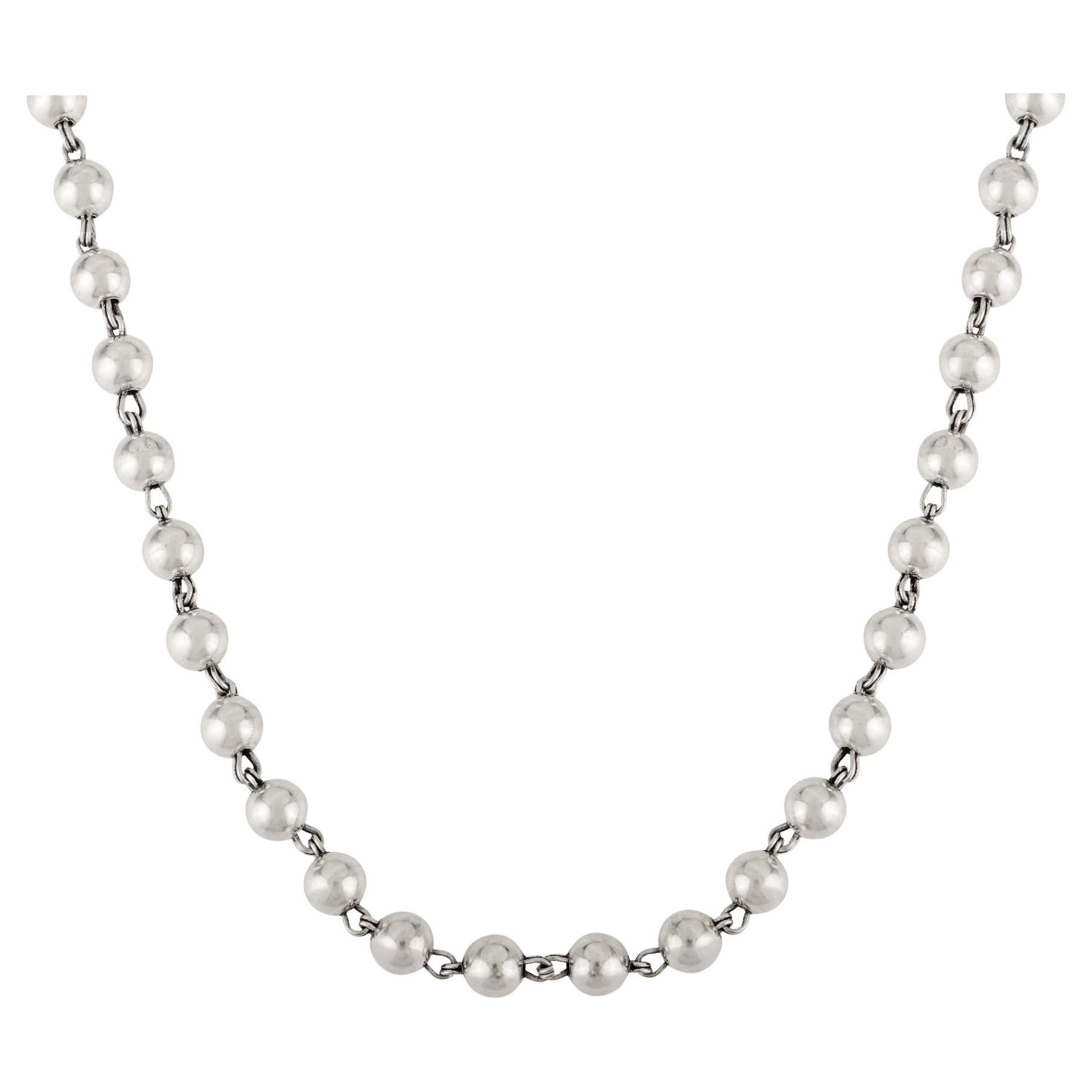 Este collar de plata de ley 925 está fabricado en plata maciza de alta calidad y pesa 41 gramos, lo que le confiere un tacto sólido pero cómodo. Con una longitud de 25 pulgadas y una anchura de 0,25 pulgadas, presenta una ristra de cuentas redondas