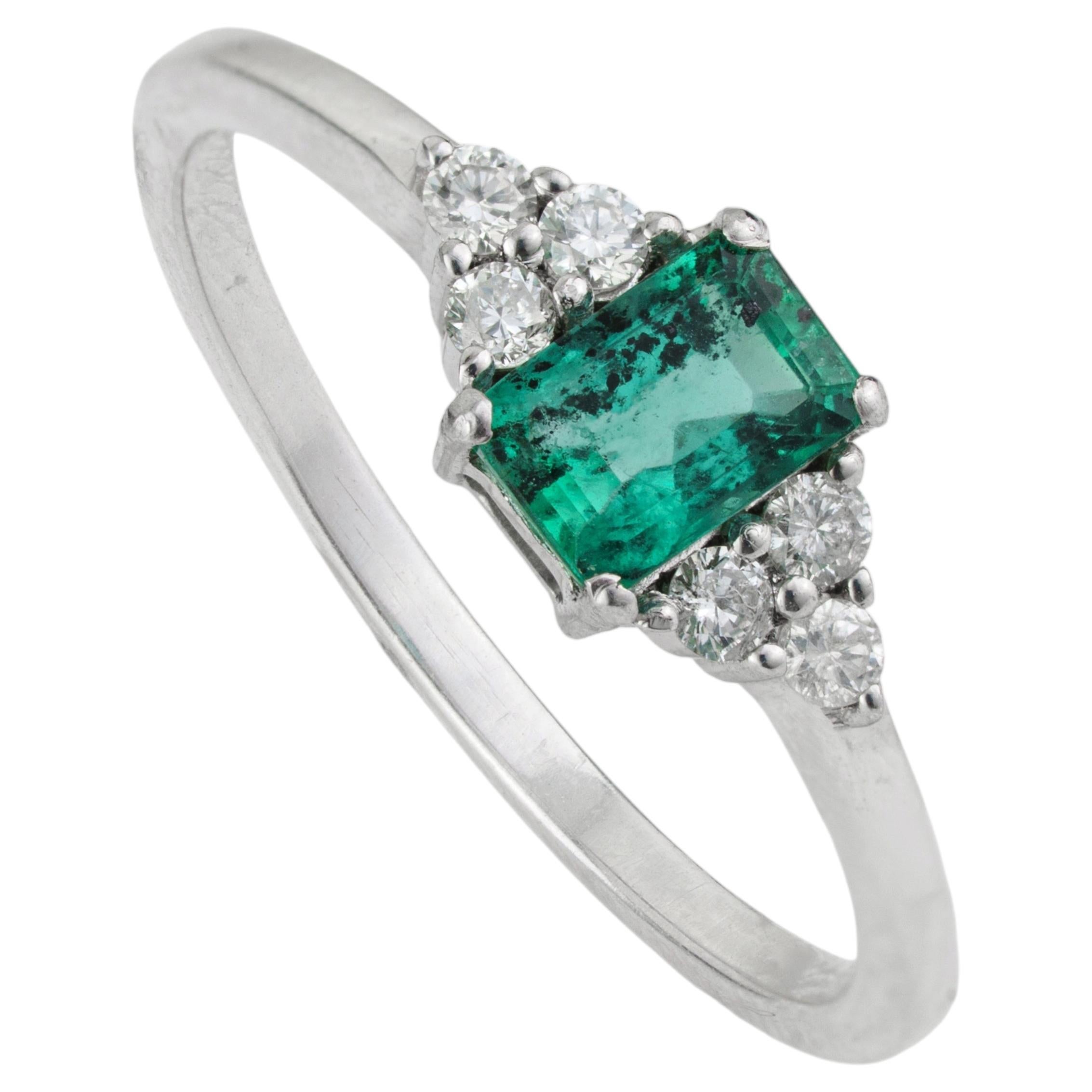 Silvorra Vivid Geometric Emerald & Diamond Ring for Women in 925 Sterling Silver