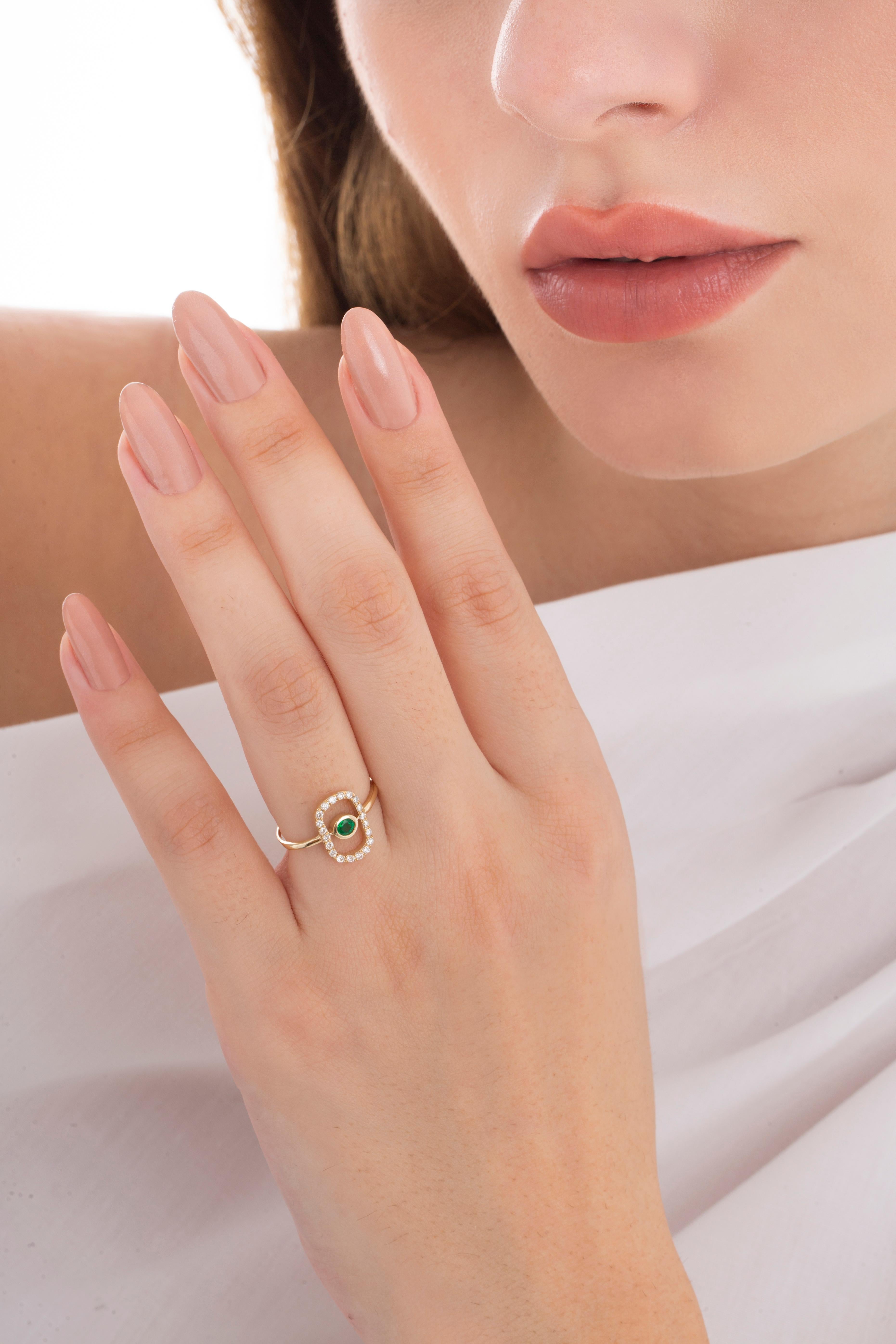 Im Angebot: Sim und Roz 14K Gelbgold Ring mit Diamanten im Rundschliff und Smaragd () 2
