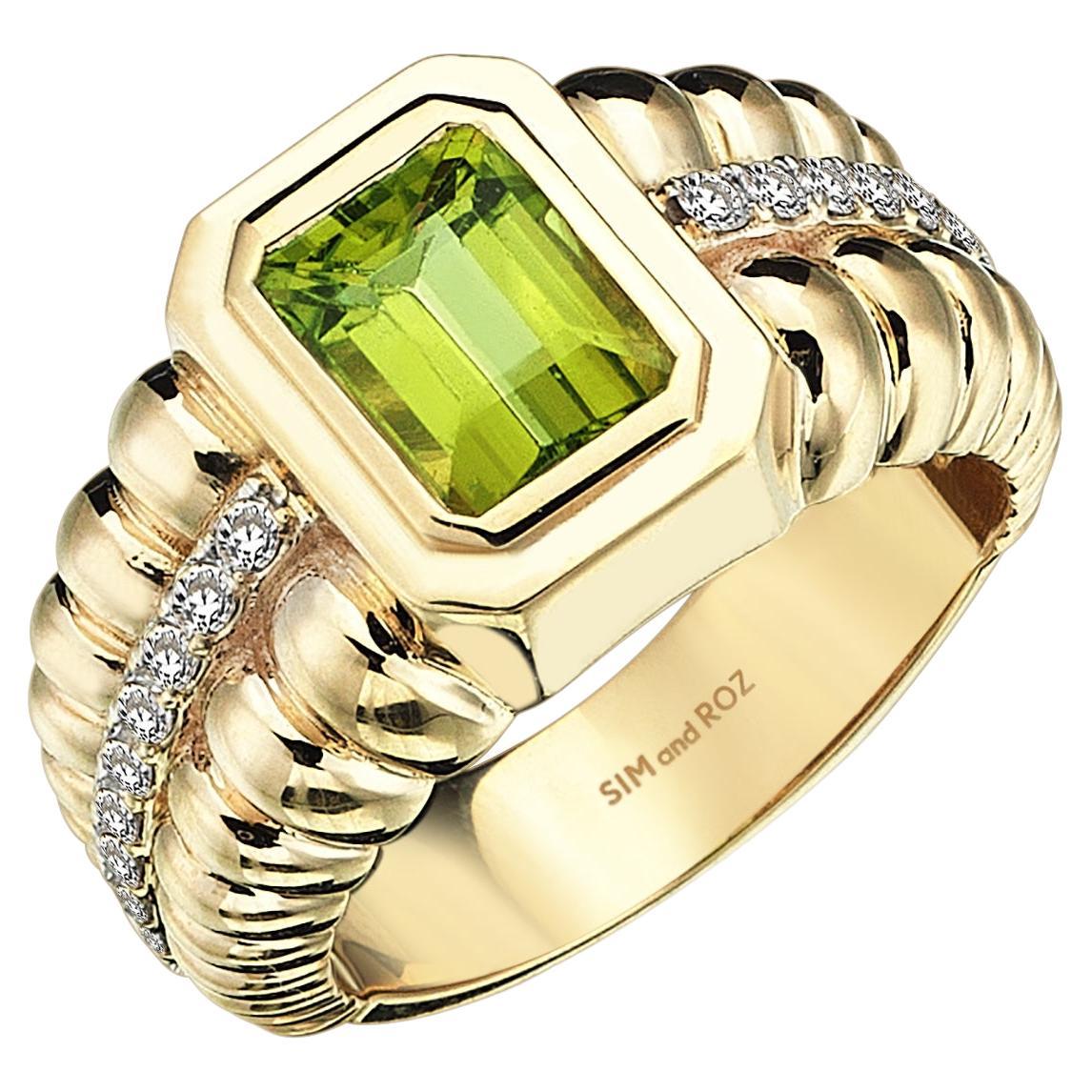 SIM and ROZ 18K Yellow Gold Ring with Round Cut Diamonds and Emerald Cut Peridot