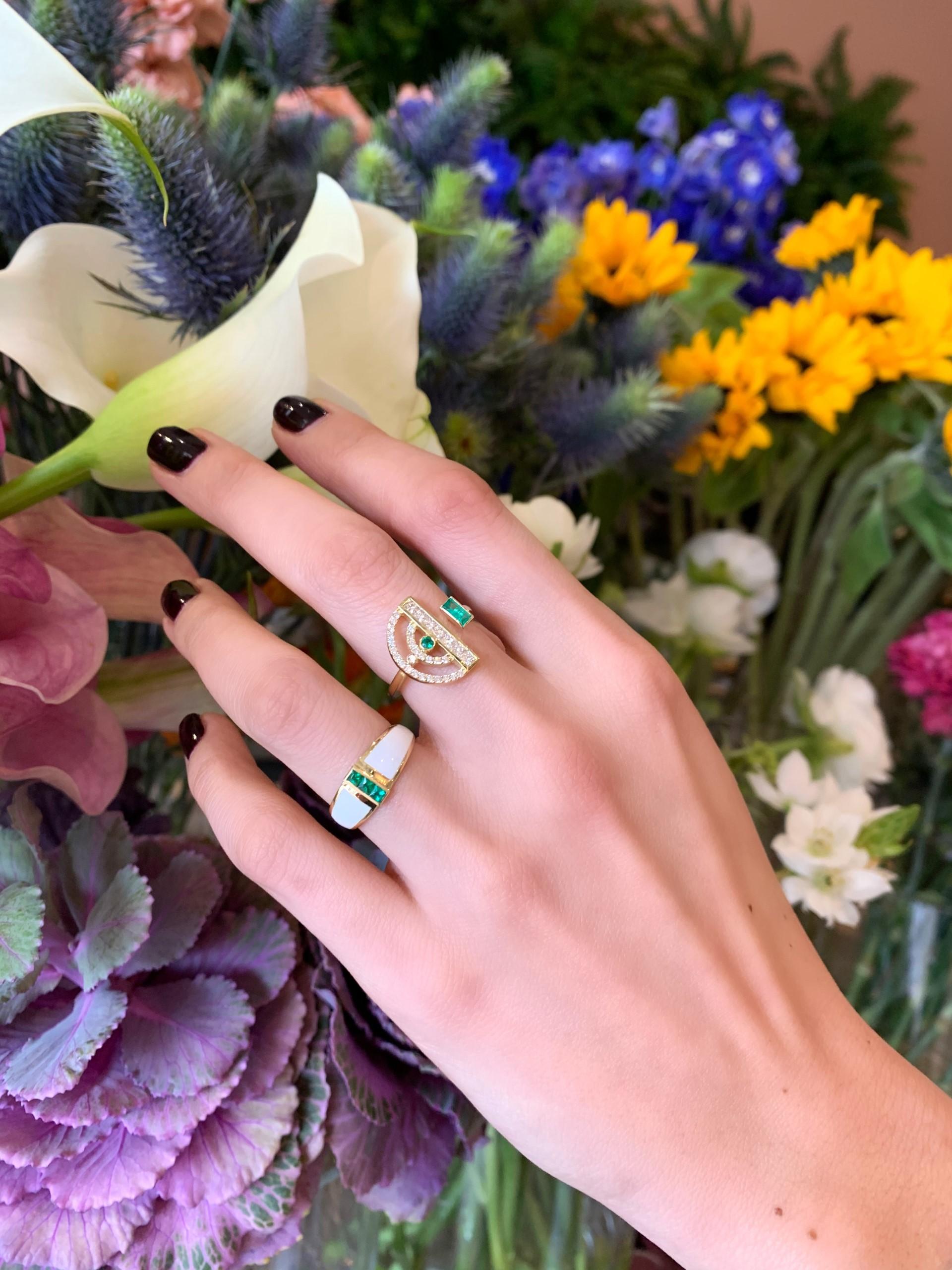 Im Angebot: Sim- und Roz-Gelbgoldring aus Gelbgold mit Diamanten im Rund- und Prinzessinnenschliff und Smaragd () 5