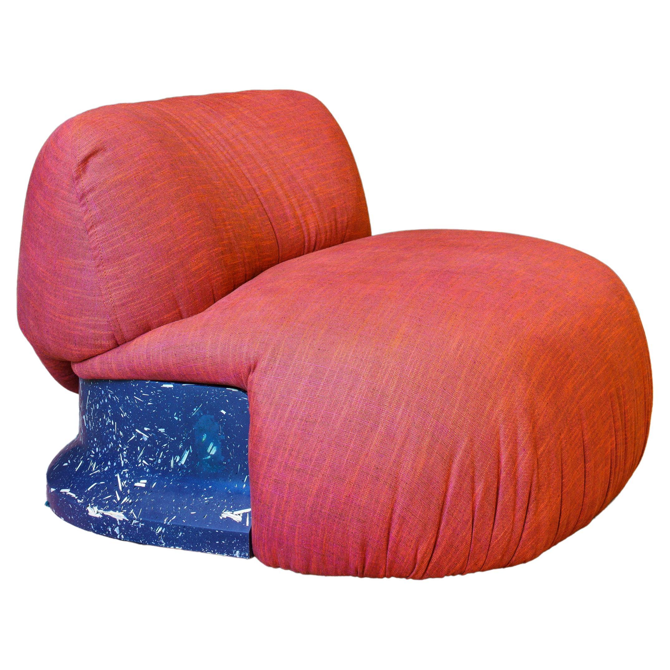 Sima-Sessel aus rotem Stoff mit blauem Harzfuß von Andrea Steidl für Delvis Unlimited