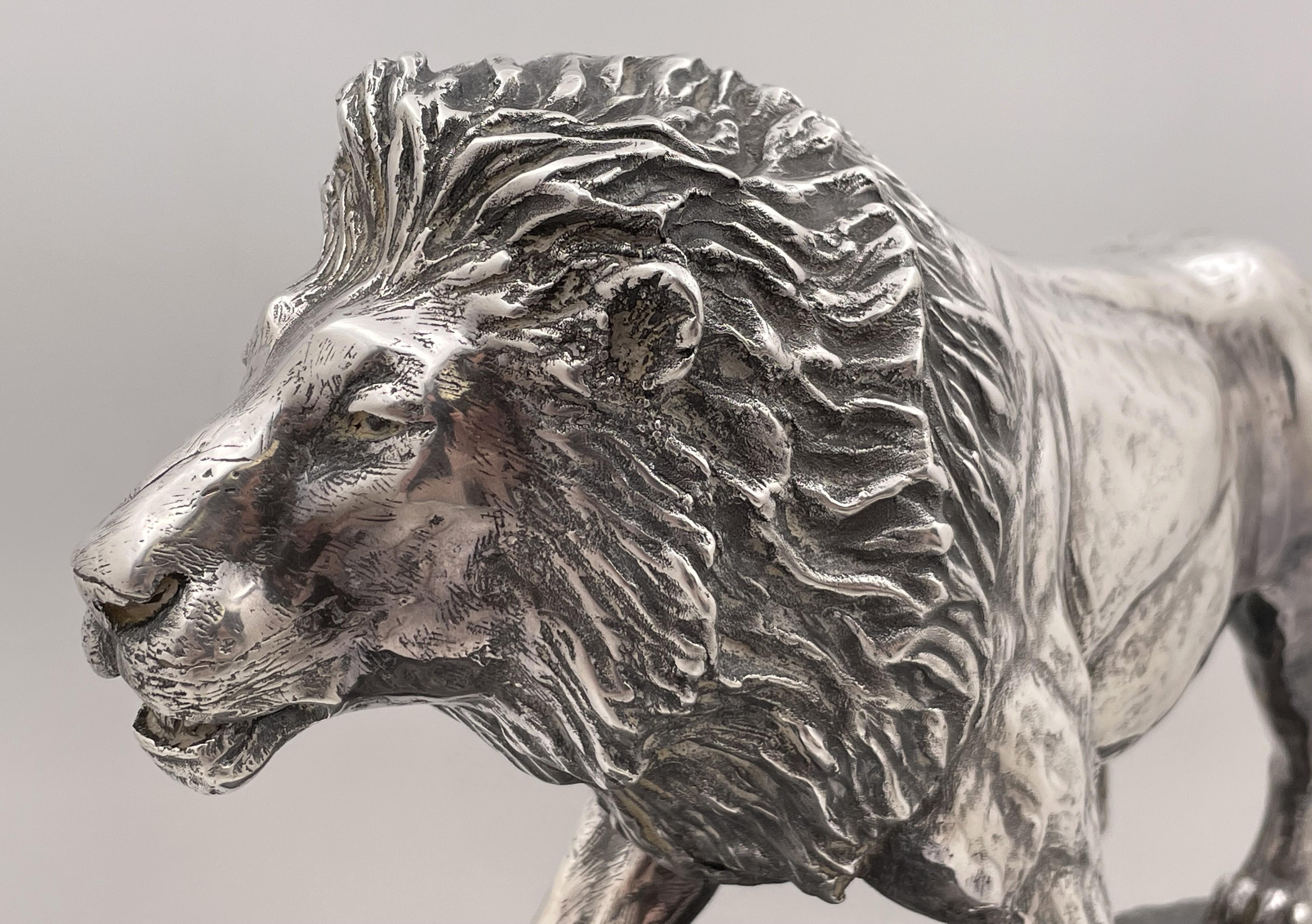 Simba Massiv .999 Silber Große realistische Skulptur eines Löwen von R. Taylor  (Ende des 20. Jahrhunderts) im Angebot