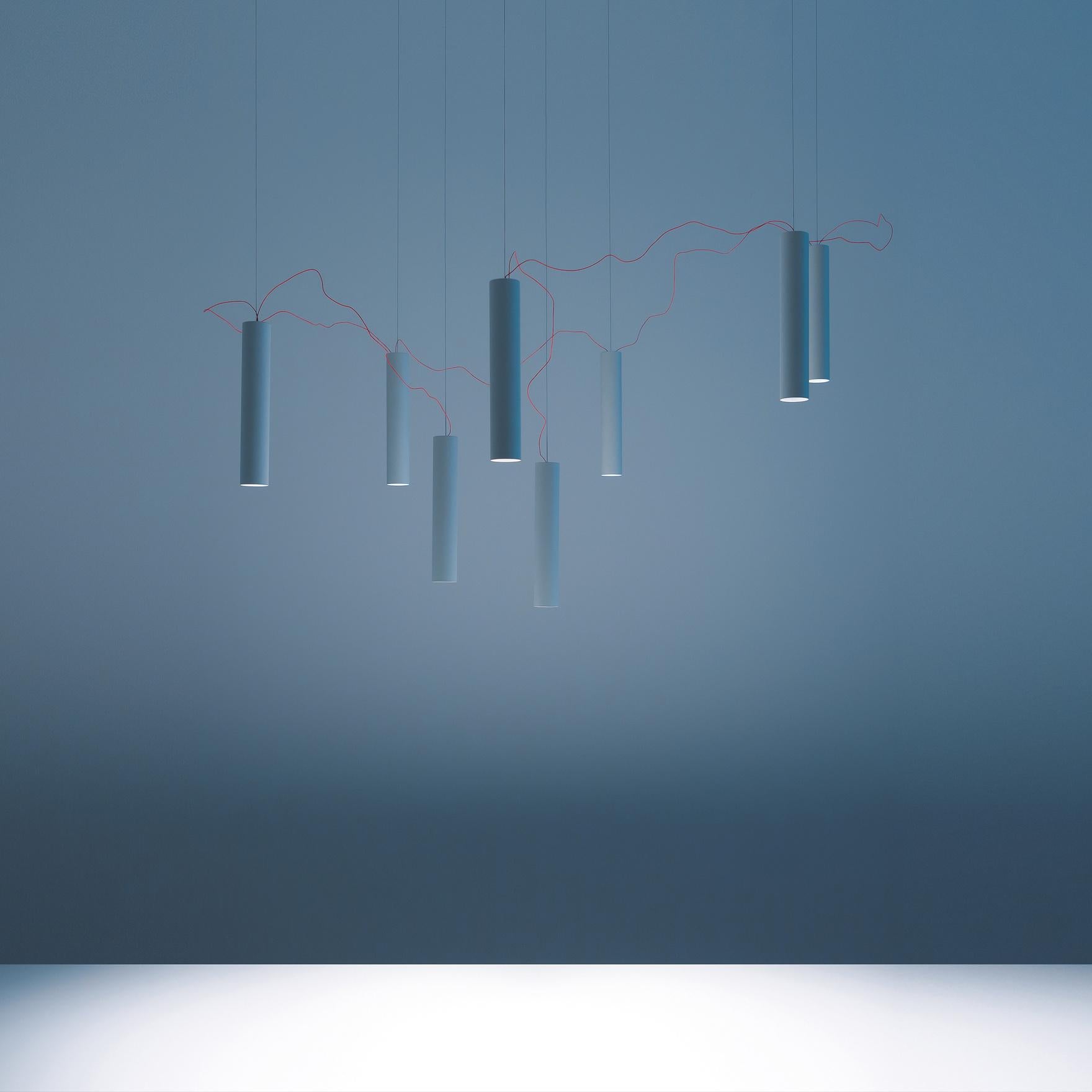 A de-structured chandelier that can be re-assembled as you like.
A conjuring trick that gives you the possibility of connecting the diodes in series
using very weak electric currents with wires that are practically invisible.
The very thin wire that