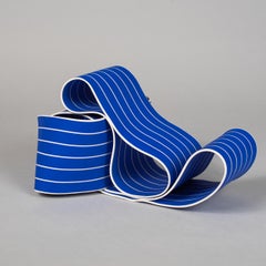 Entrapped 1 de Simcha Even-Chen - Sculpture en porcelaine, lignes bleues, mouvement