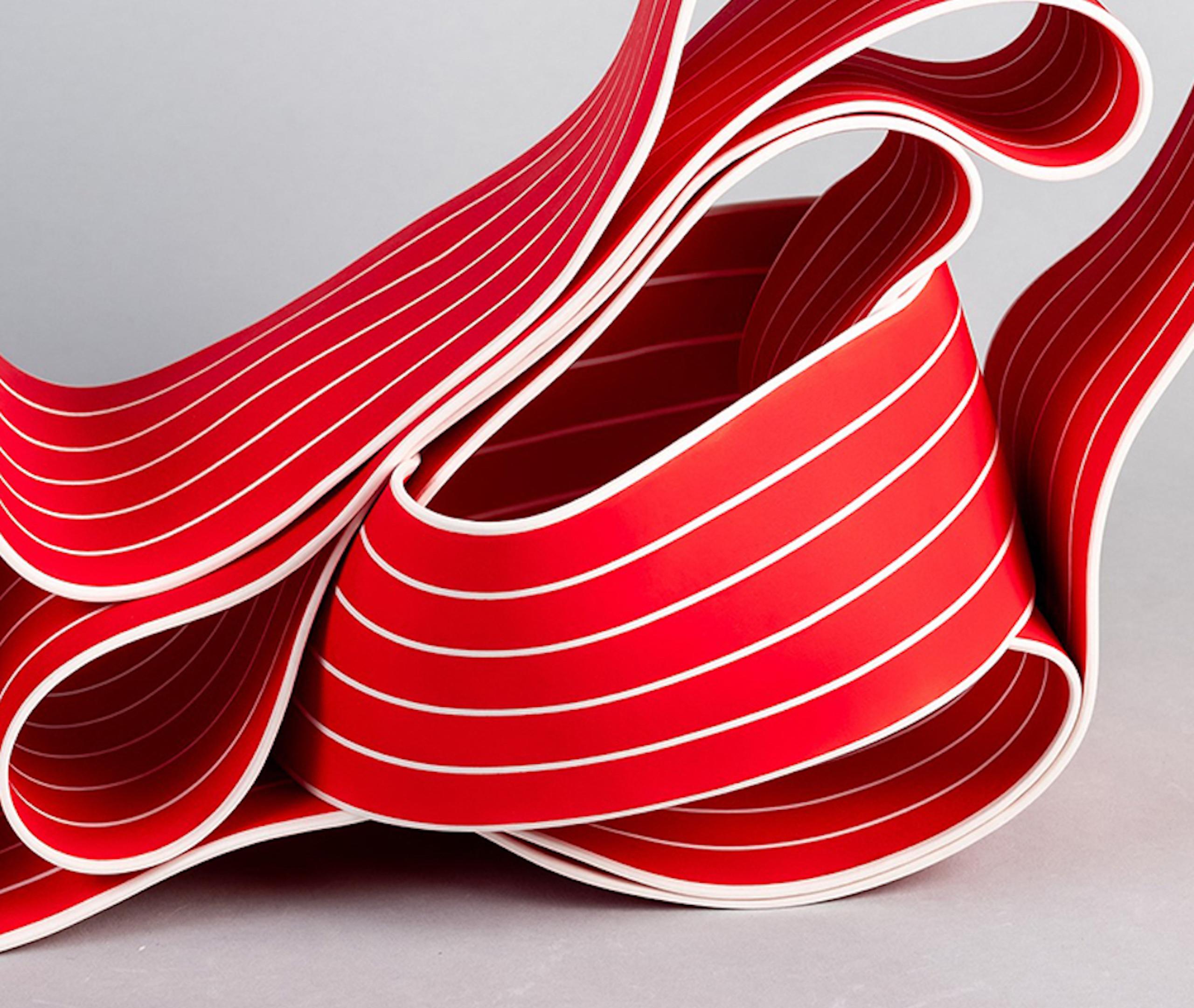 Entrapped 10 di Simcha Even-Chen - Scultura in porcellana, rosso e bianco, organico in vendita 4