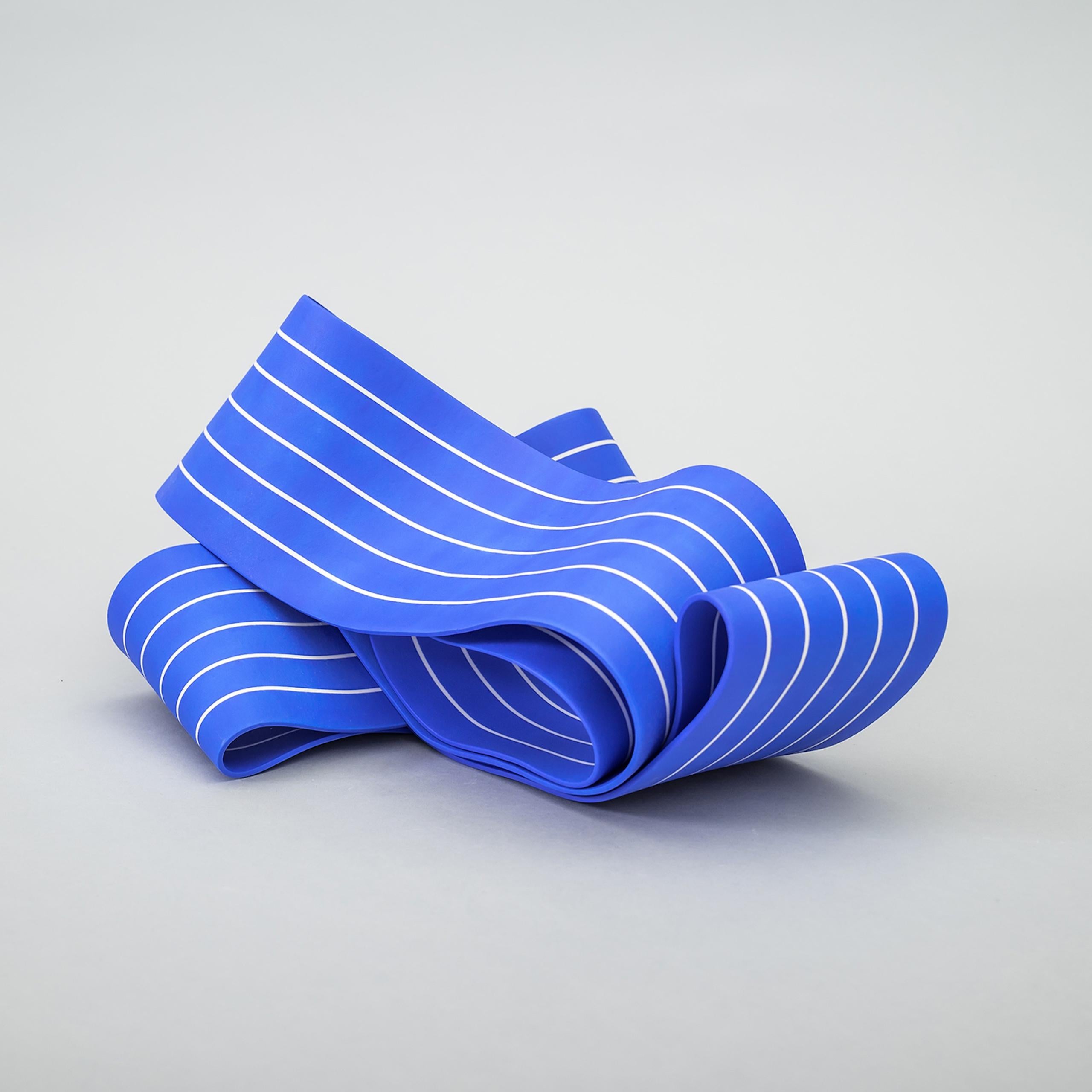 This sculpture is part of the sculptor’s most recent work, in which she uses paper porcelain (porcelain with 0.5% paper fibre added for greater flexibility) to create organic, dynamic and natural shapes. The artist tests the physical limits of the