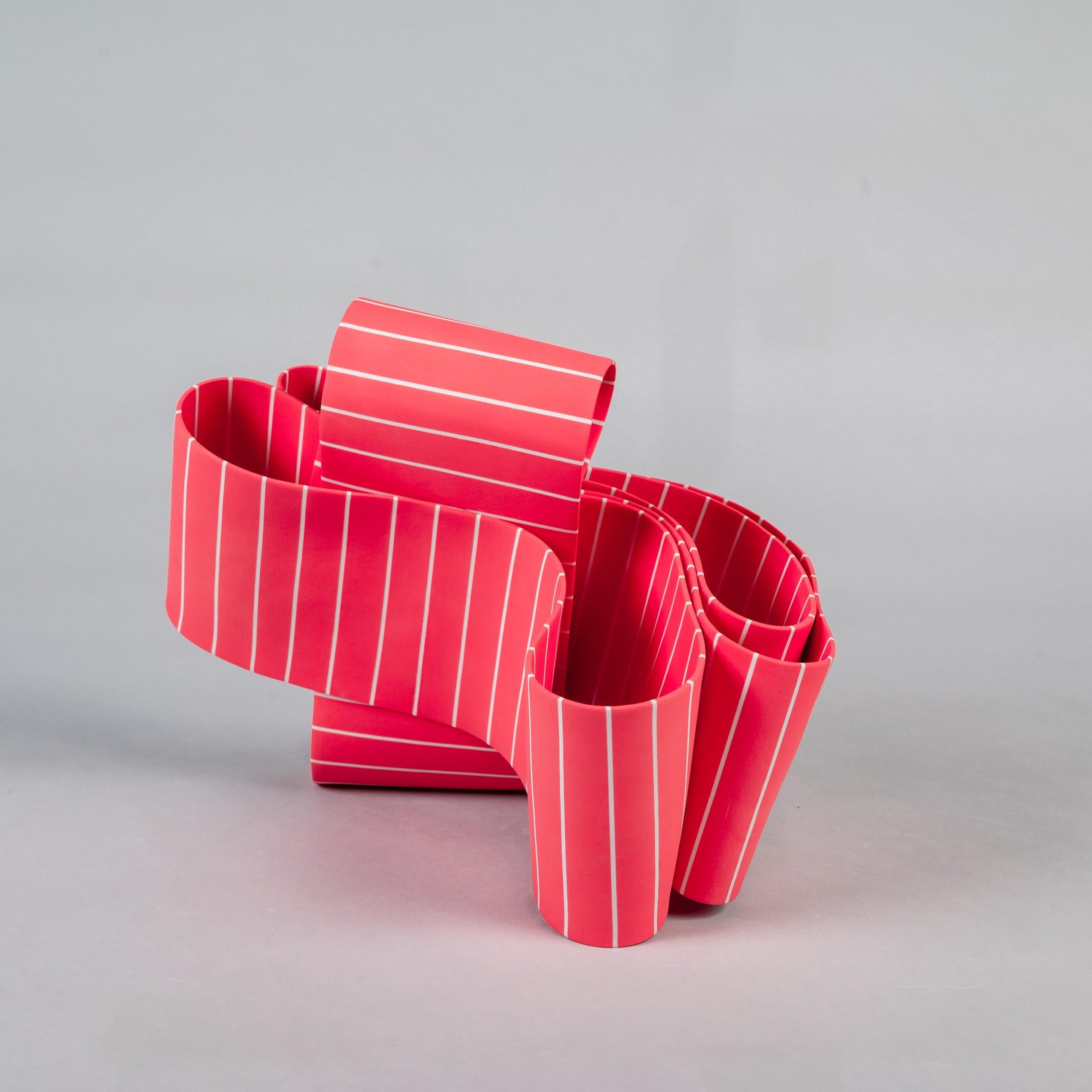 Eleg 5 di Simcha Even-Chen - Scultura in porcellana, rosso, linee bianche, elegante in vendita 1