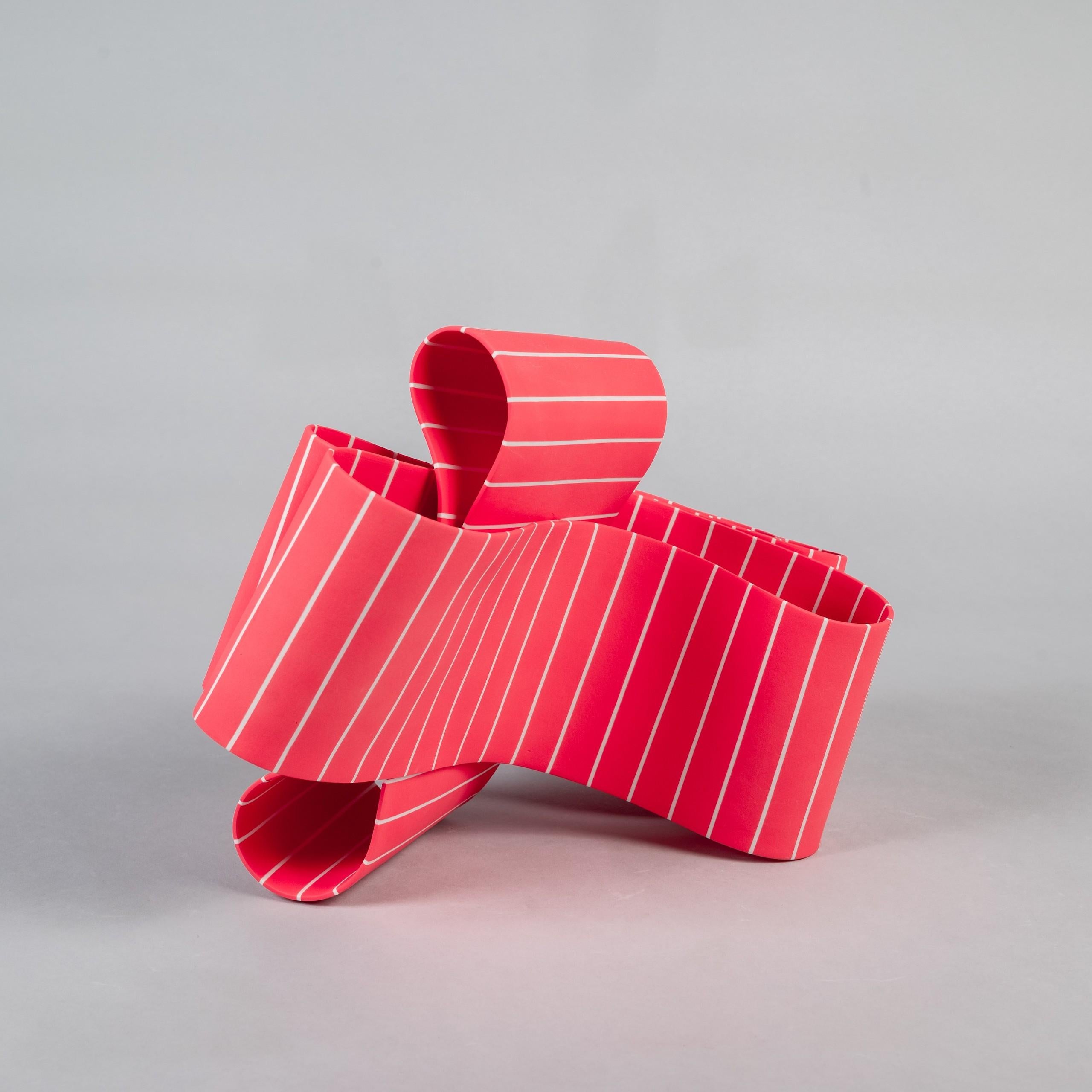Eleg 5 di Simcha Even-Chen - Scultura in porcellana, rosso, linee bianche, elegante in vendita 2