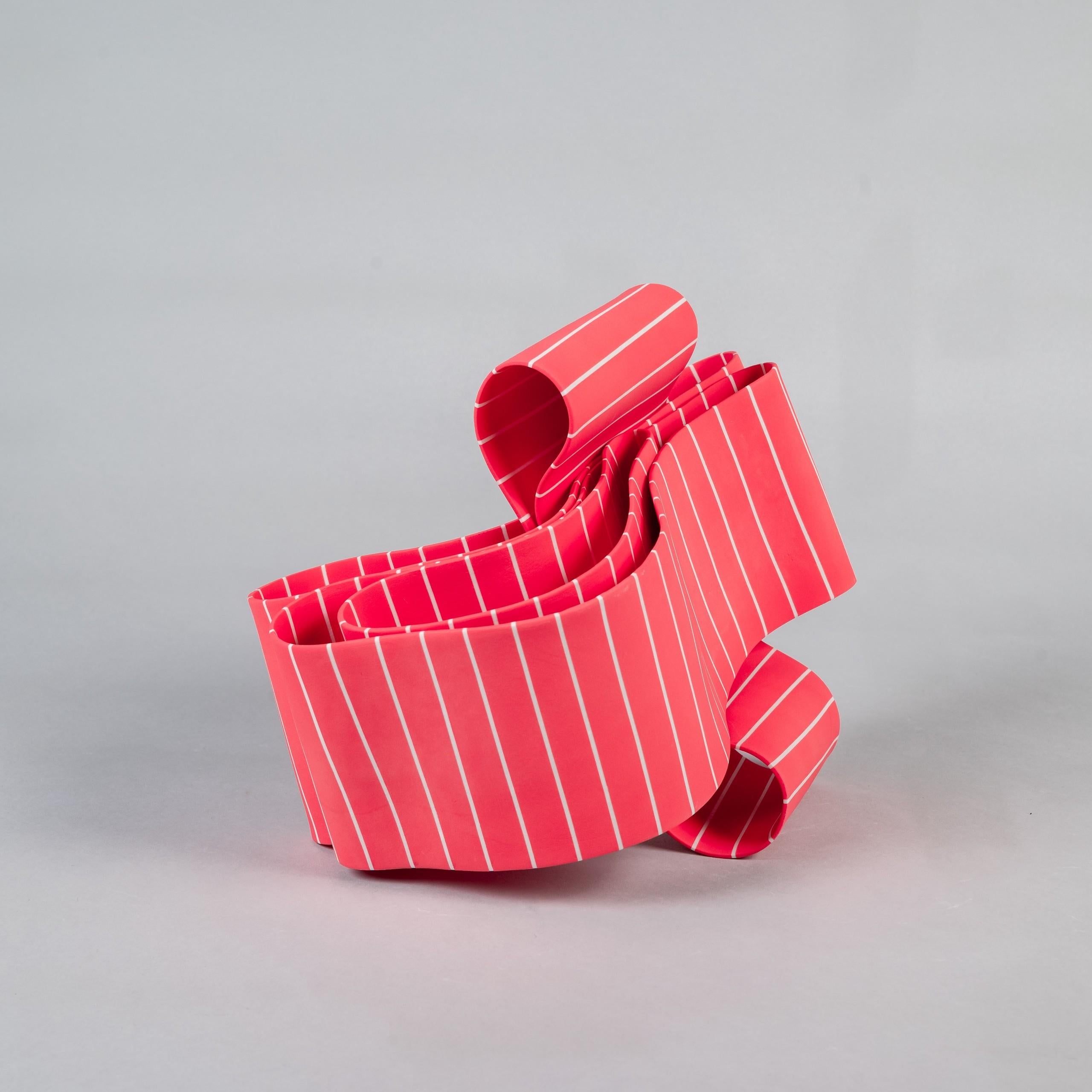 Eleg 5 di Simcha Even-Chen - Scultura in porcellana, rosso, linee bianche, elegante in vendita 3