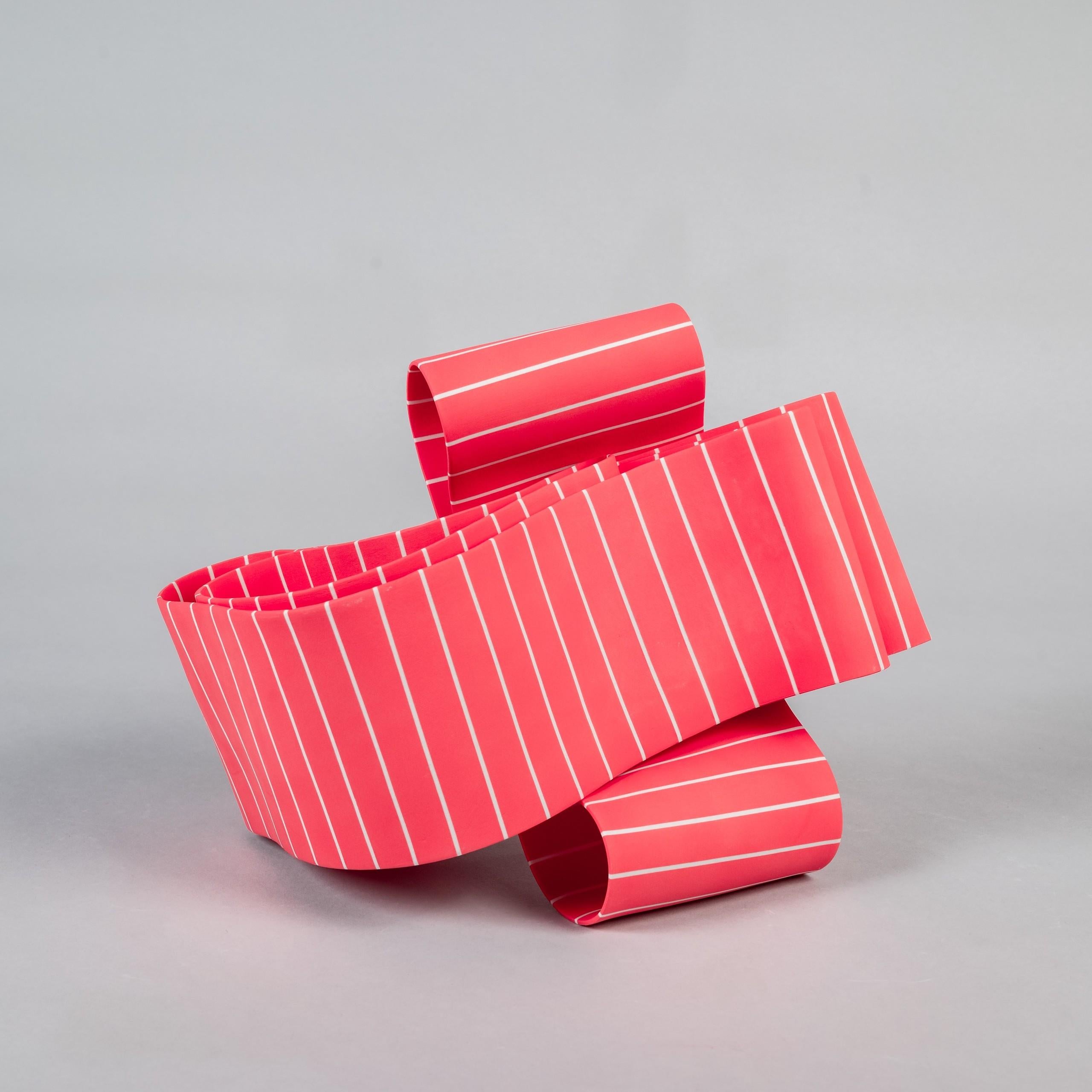 Eleg 5 di Simcha Even-Chen - Scultura in porcellana, rosso, linee bianche, elegante in vendita 4