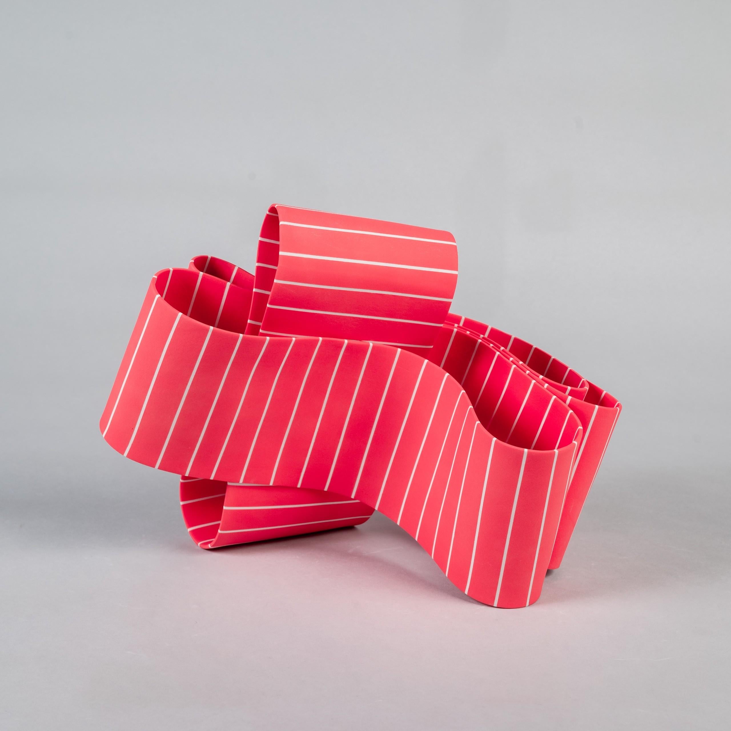 Entrapped 5 è una scultura unica in carta porcellana dell'artista contemporaneo Simcha Even-Chen; le dimensioni sono 23 × 20 × 20 cm (9,1 × 7,9 × 7,9 in). 
La scultura è firmata e viene fornita con un certificato di autenticità.

Questa scultura fa