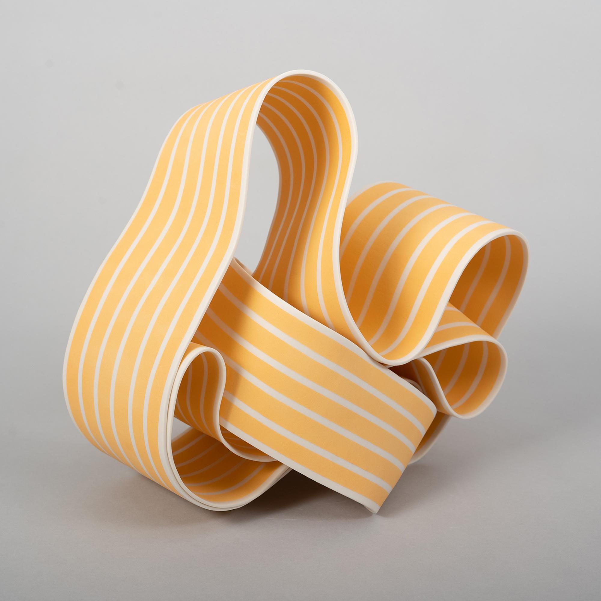 Entrapped 7 de Simcha Even-Chen - Escultura de porcelana, amarilla y blanca, orgánica en venta 2