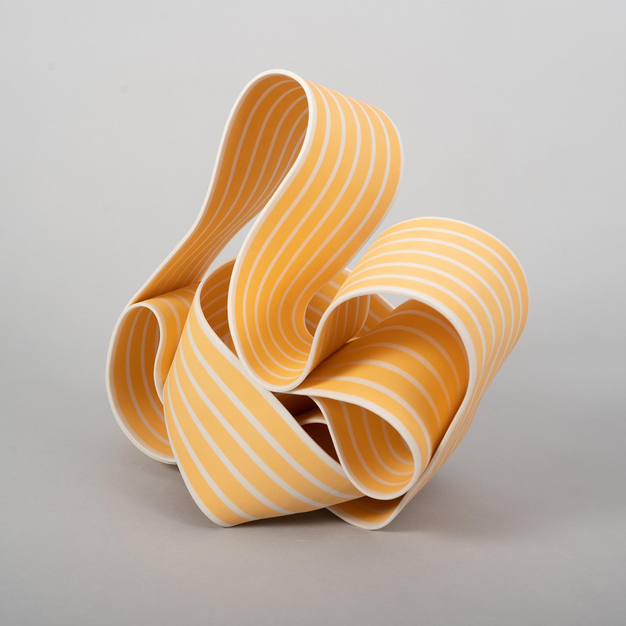 Entrapped 7 de Simcha Even-Chen - Escultura de porcelana, amarilla y blanca, orgánica en venta 3