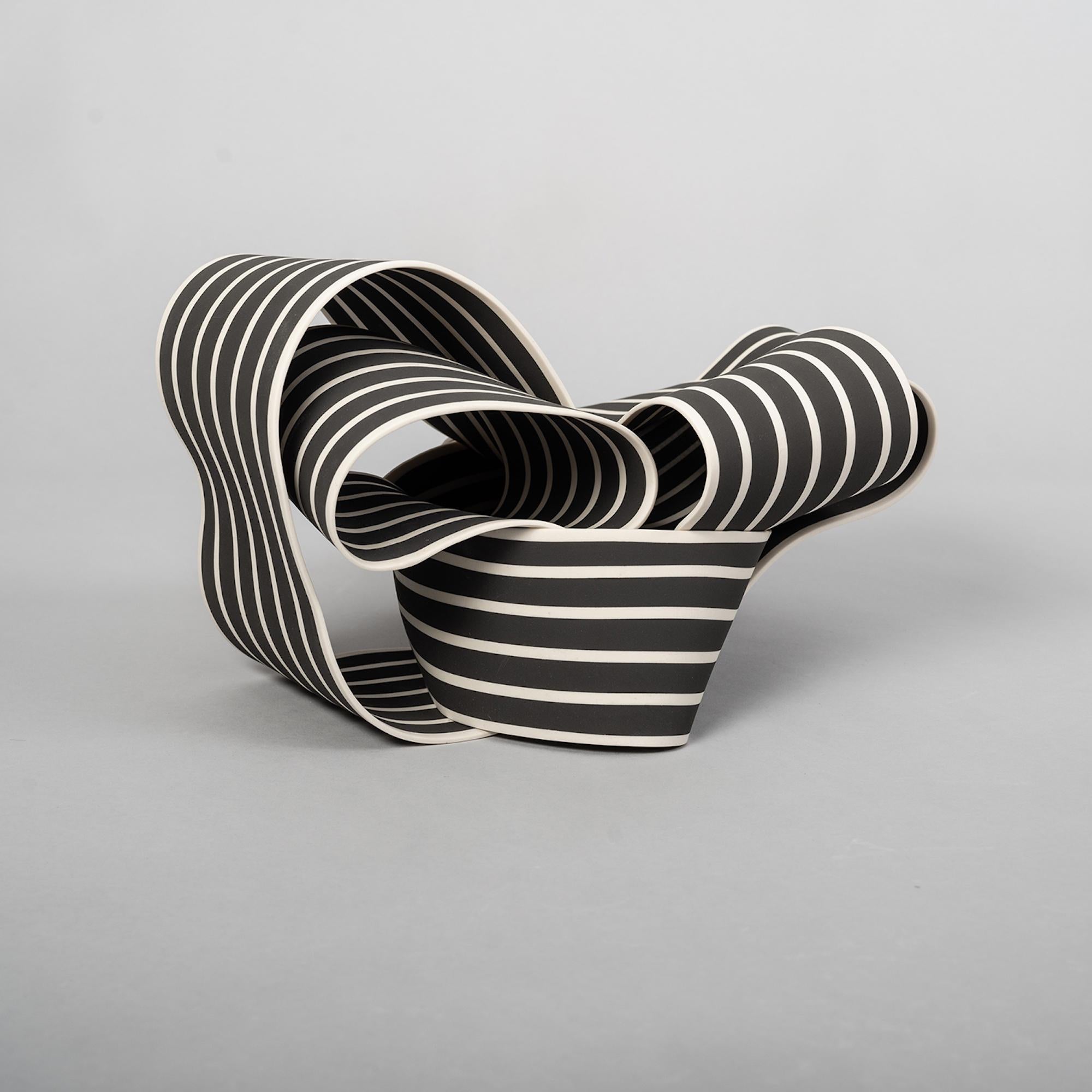 Trapped 8 di Simcha Even-Chen - Scultura in porcellana, bianco e nero, organico in vendita 1