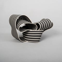 Entrapped 8 de Simcha Even-Chen - Sculpture en porcelaine, noir et blanc, organique