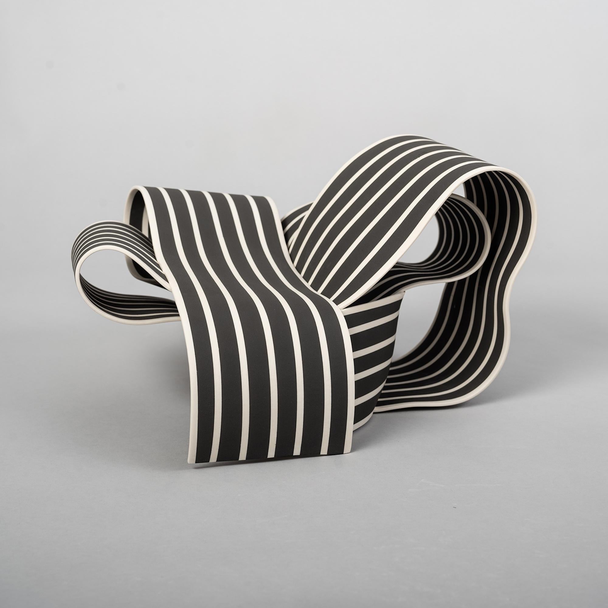 Trapped 8 di Simcha Even-Chen - Scultura in porcellana, bianco e nero, organico in vendita 2