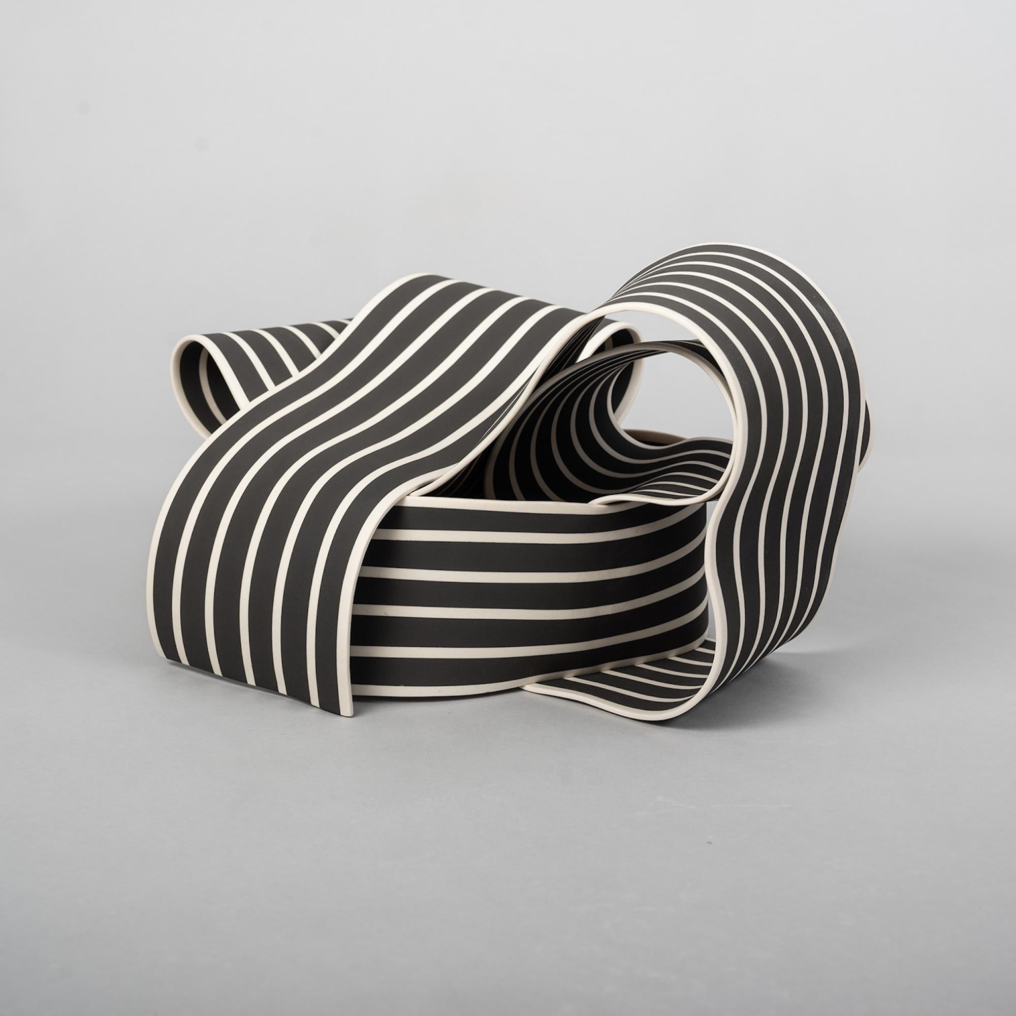 Trapped 8 di Simcha Even-Chen - Scultura in porcellana, bianco e nero, organico in vendita 3