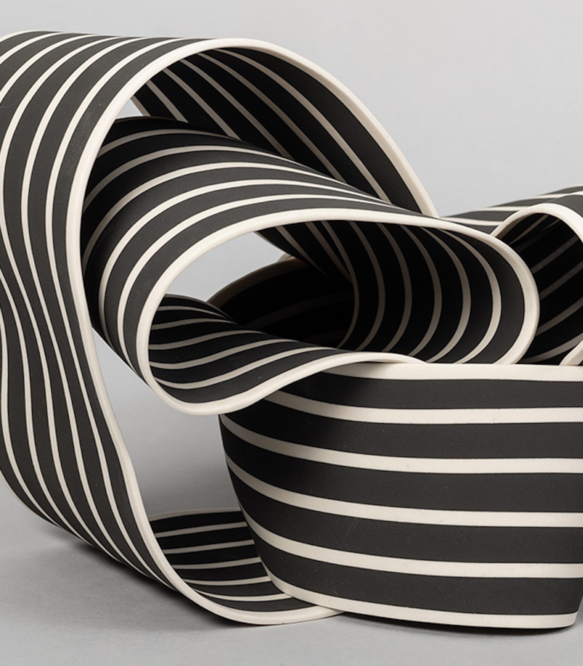 Trapped 8 di Simcha Even-Chen - Scultura in porcellana, bianco e nero, organico in vendita 4