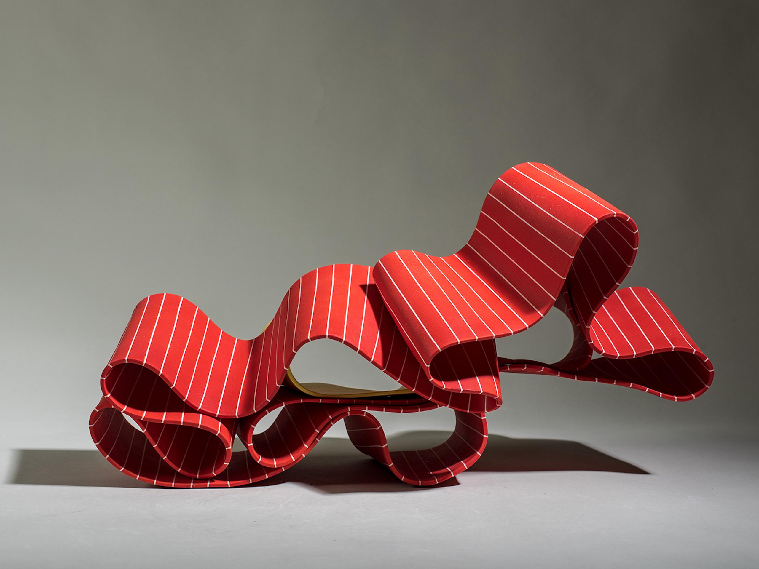 Folding in Motion 1 von Simcha Even-Chen - Porzellanskulptur, rot und gelb im Angebot 3