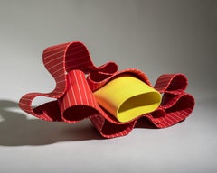 "Folding in Motion 1" di Simcha Even-Chen - Scultura in porcellana, rossa e gialla