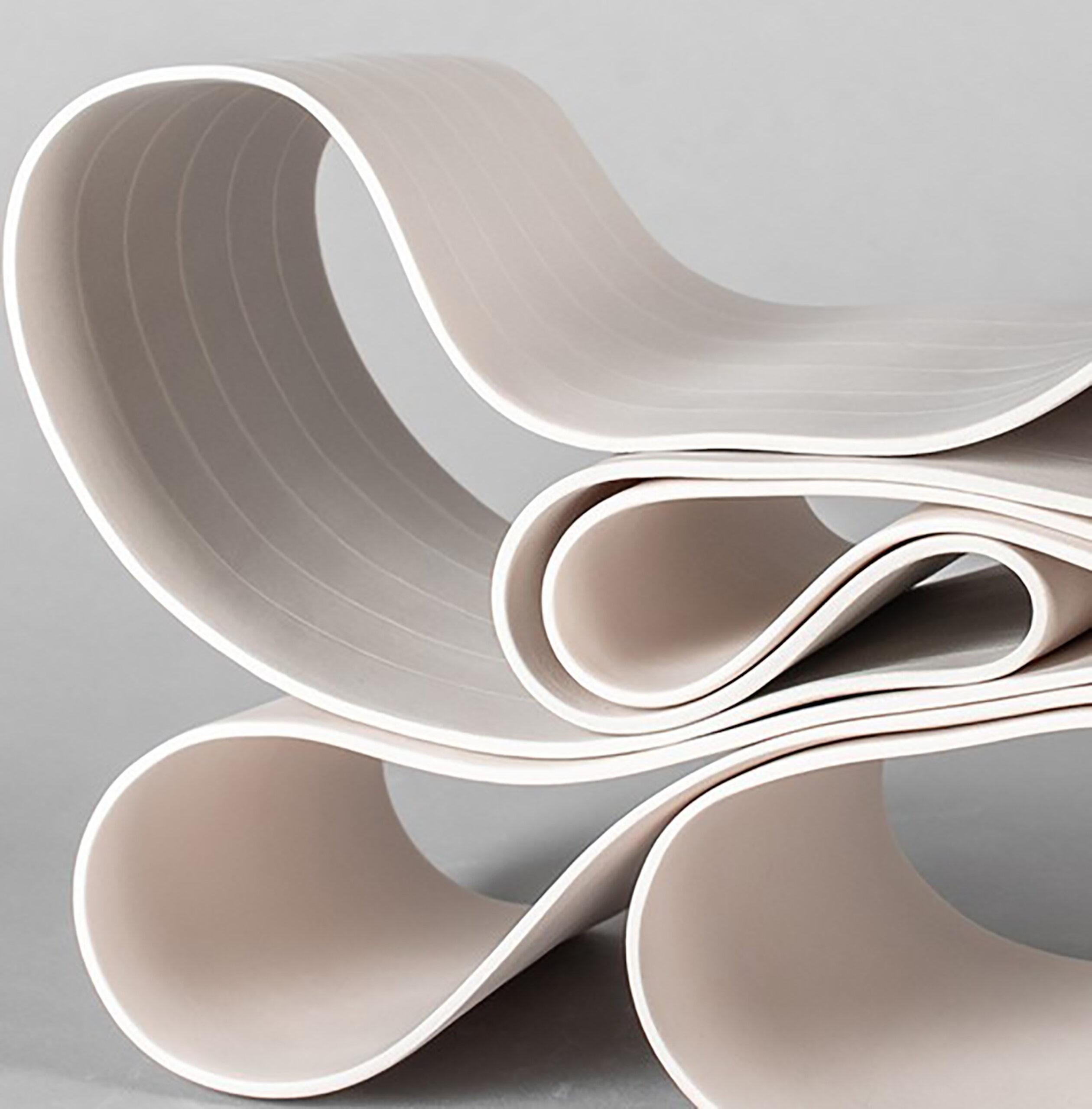 Folding in Motion 10 von Simcha Even-Chen – Porzellanskulptur, weiß, Linie im Angebot 4