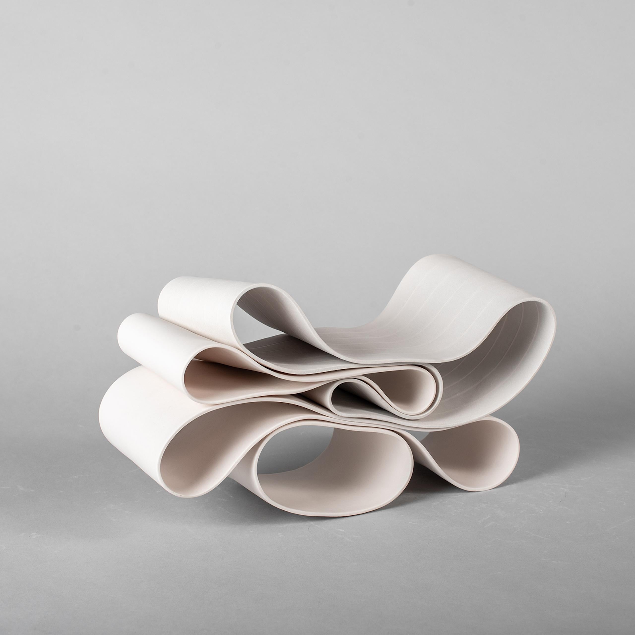 Folding in Motion 10 est une sculpture unique en porcelaine de papier de l'artiste contemporain Simcha Even-Chen, dont les dimensions sont de 16 cm × 30 cm × 11 cm (6,3 × 11,8 × 4,3 in). La sculpture est signée et accompagnée d'un certificat