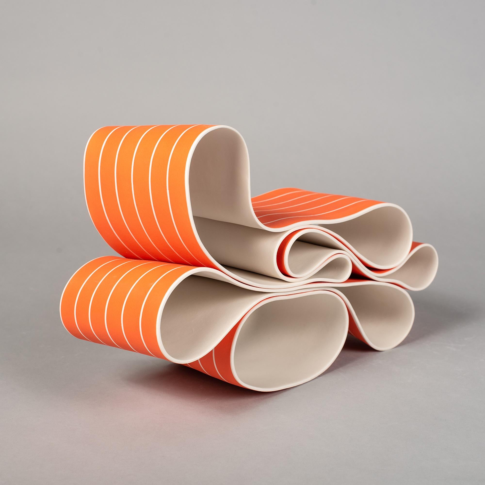 Plegado en movimiento 11 de Simcha Even-Chen - Escultura de porcelana, líneas naranjas en venta 1