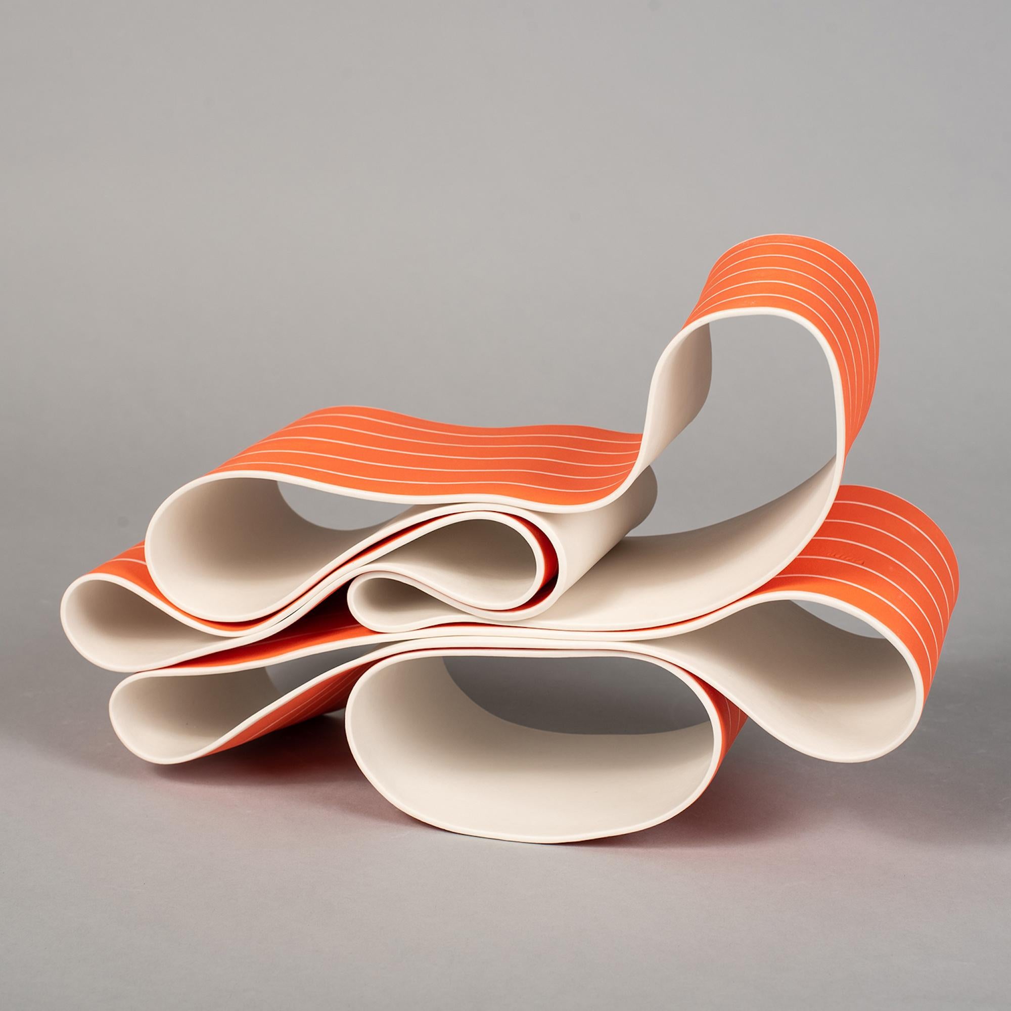 Plegado en movimiento 11 de Simcha Even-Chen - Escultura de porcelana, líneas naranjas en venta 2