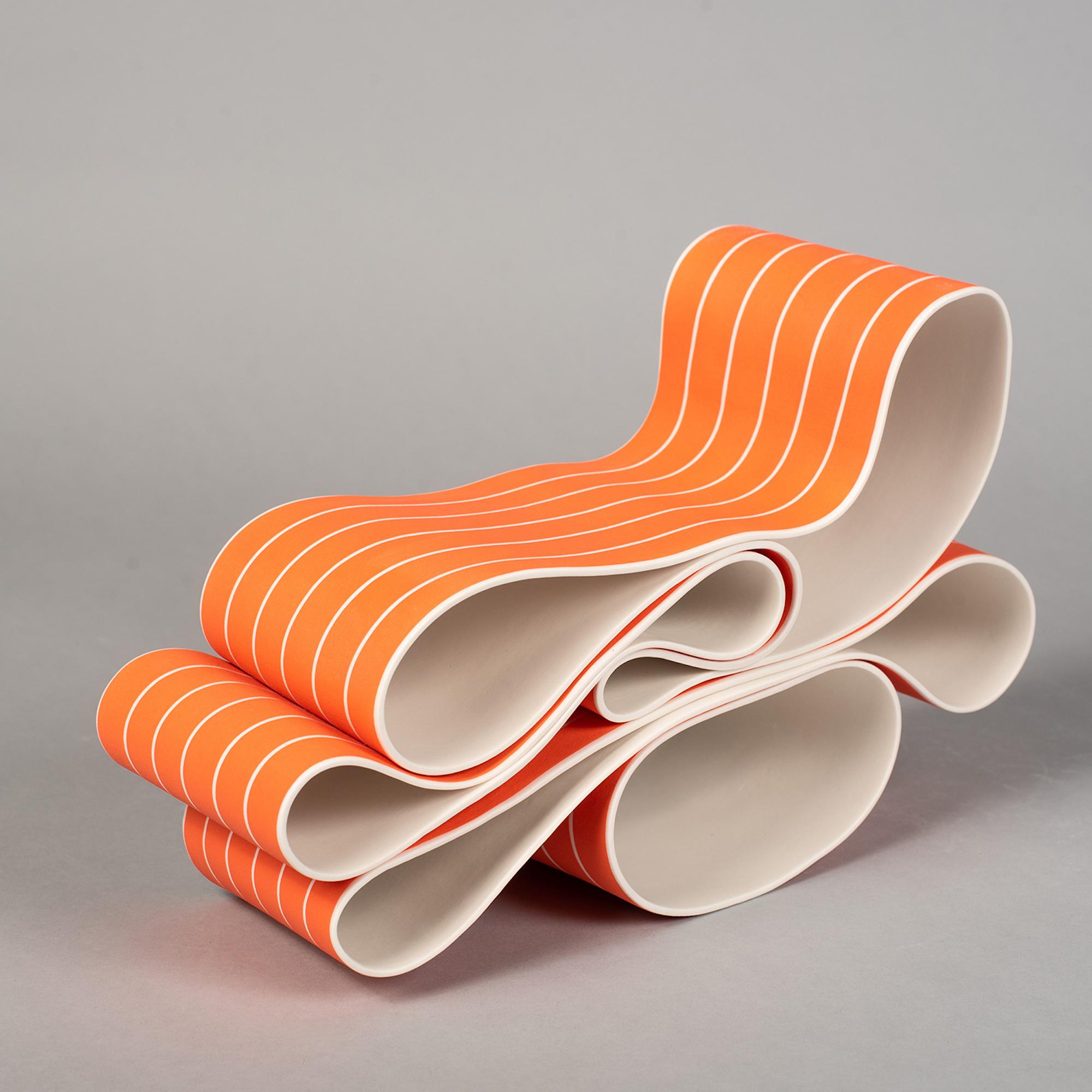 Plegado en movimiento 11 de Simcha Even-Chen - Escultura de porcelana, líneas naranjas en venta 3