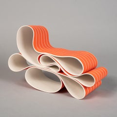 Plegado en movimiento 11 de Simcha Even-Chen - Escultura de porcelana, líneas naranjas