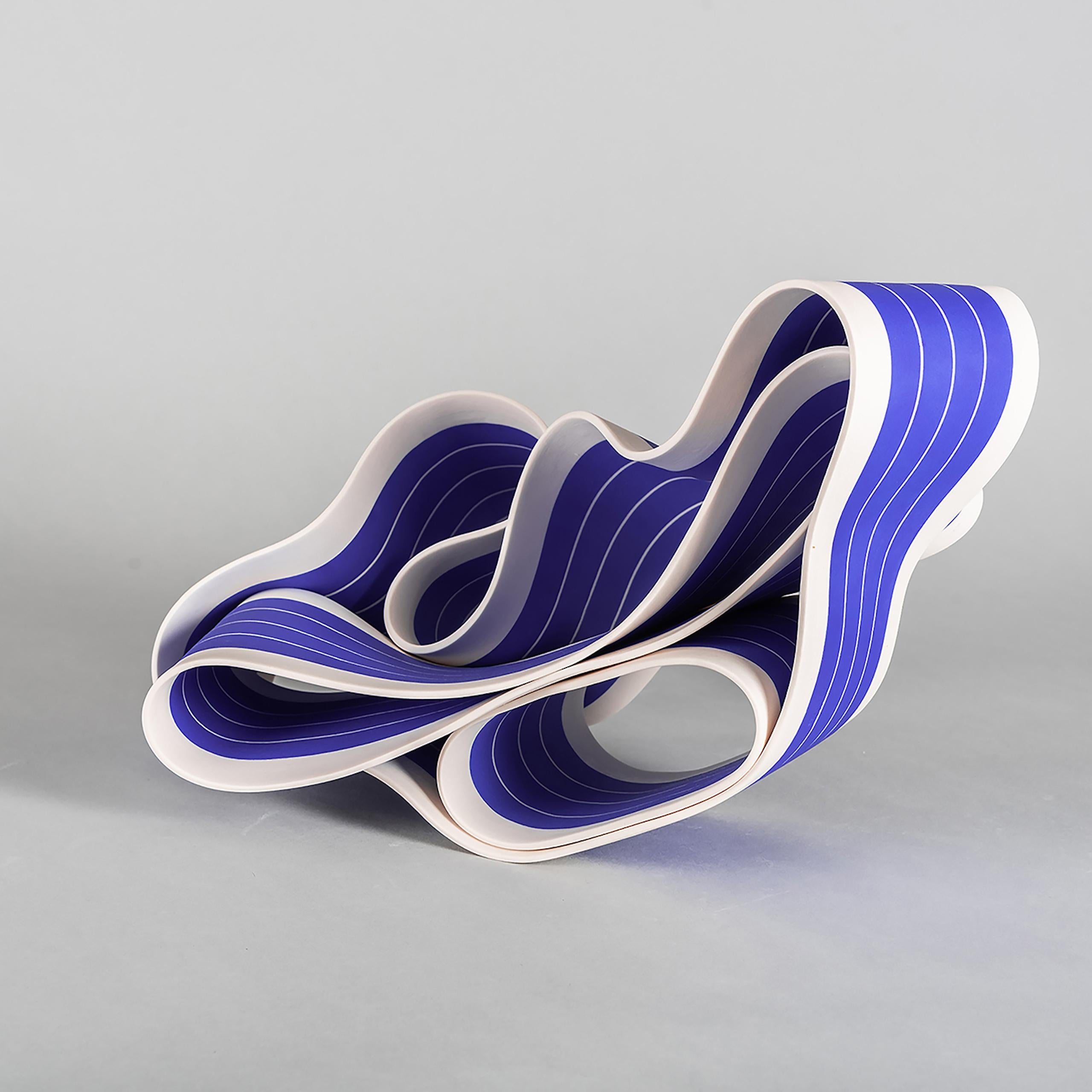 Folding in Motion 2 di Simcha Even-Chen - Scultura in porcellana, blu, bianco, linea in vendita 1