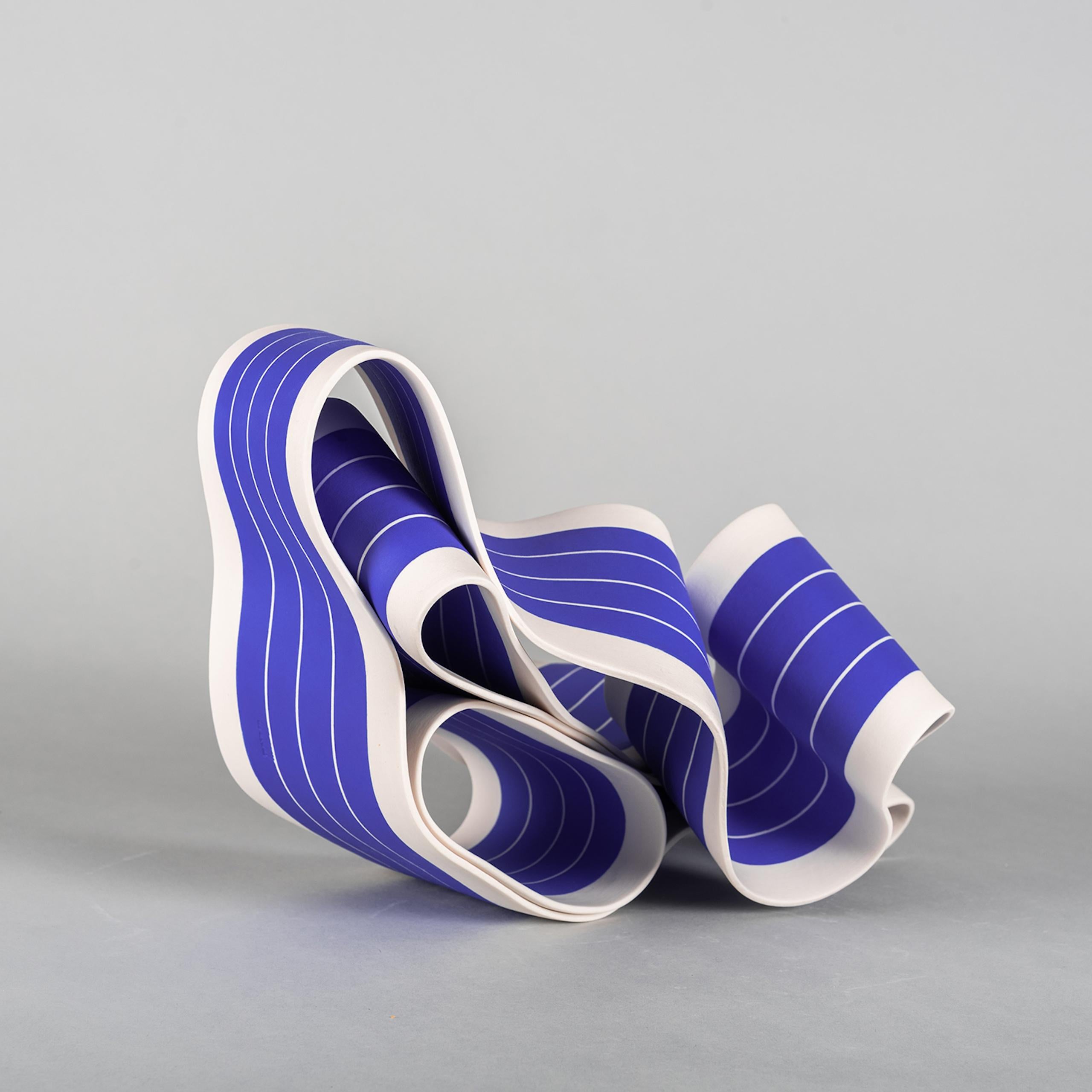 This sculpture is part of the sculptor’s most recent work, in which she uses paper porcelain (porcelain with 0.5% paper fibre added for greater flexibility) to create organic, dynamic and natural shapes. The artist tests the physical limits of the