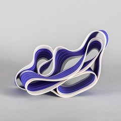 Folding in Motion 2 von Simcha Even-Chen – Porzellanskulptur, blau, weiß, Linie