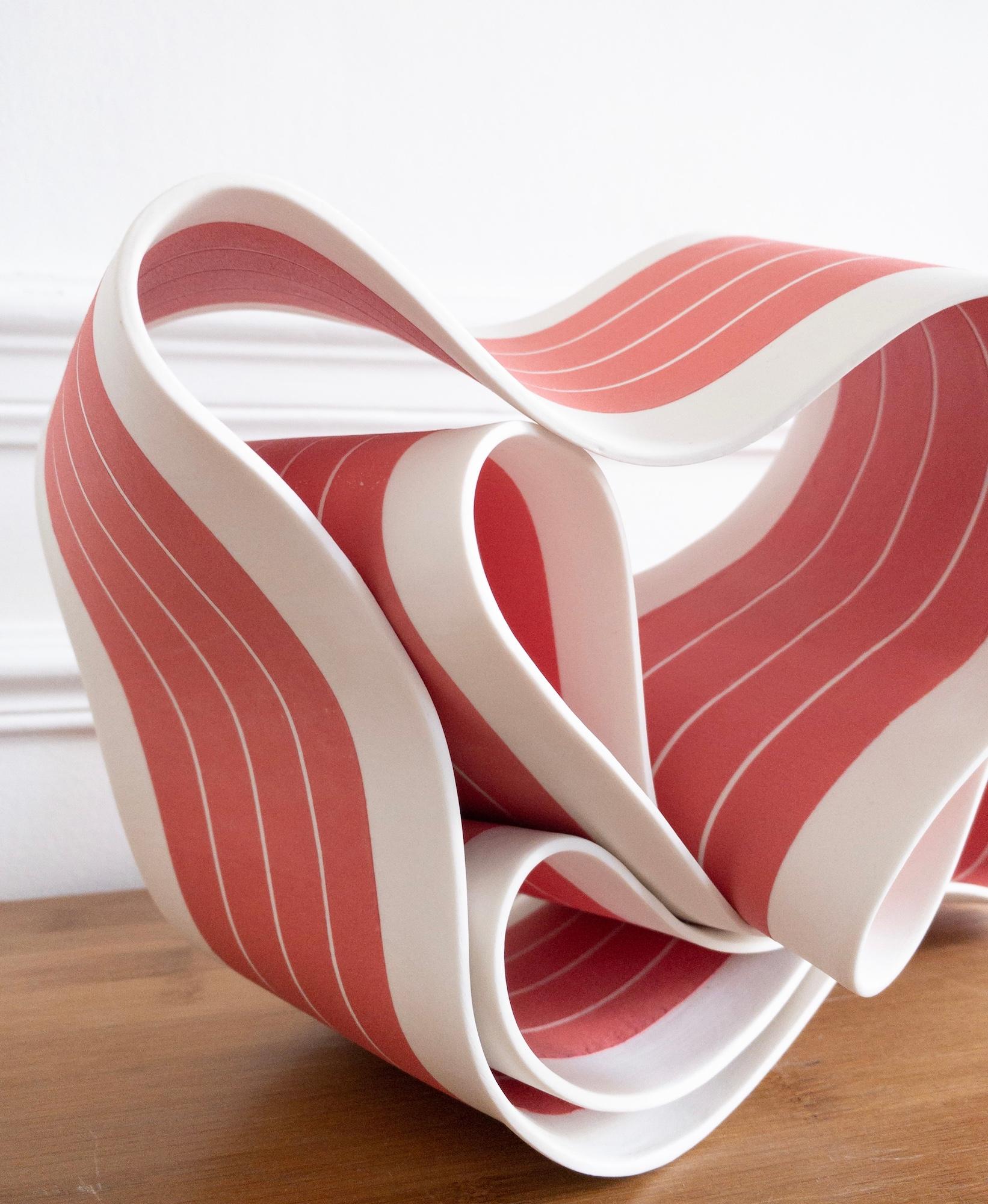 Folding in Motion 3 di Simcha Even-Chen - scultura in porcellana, rosso in vendita 9