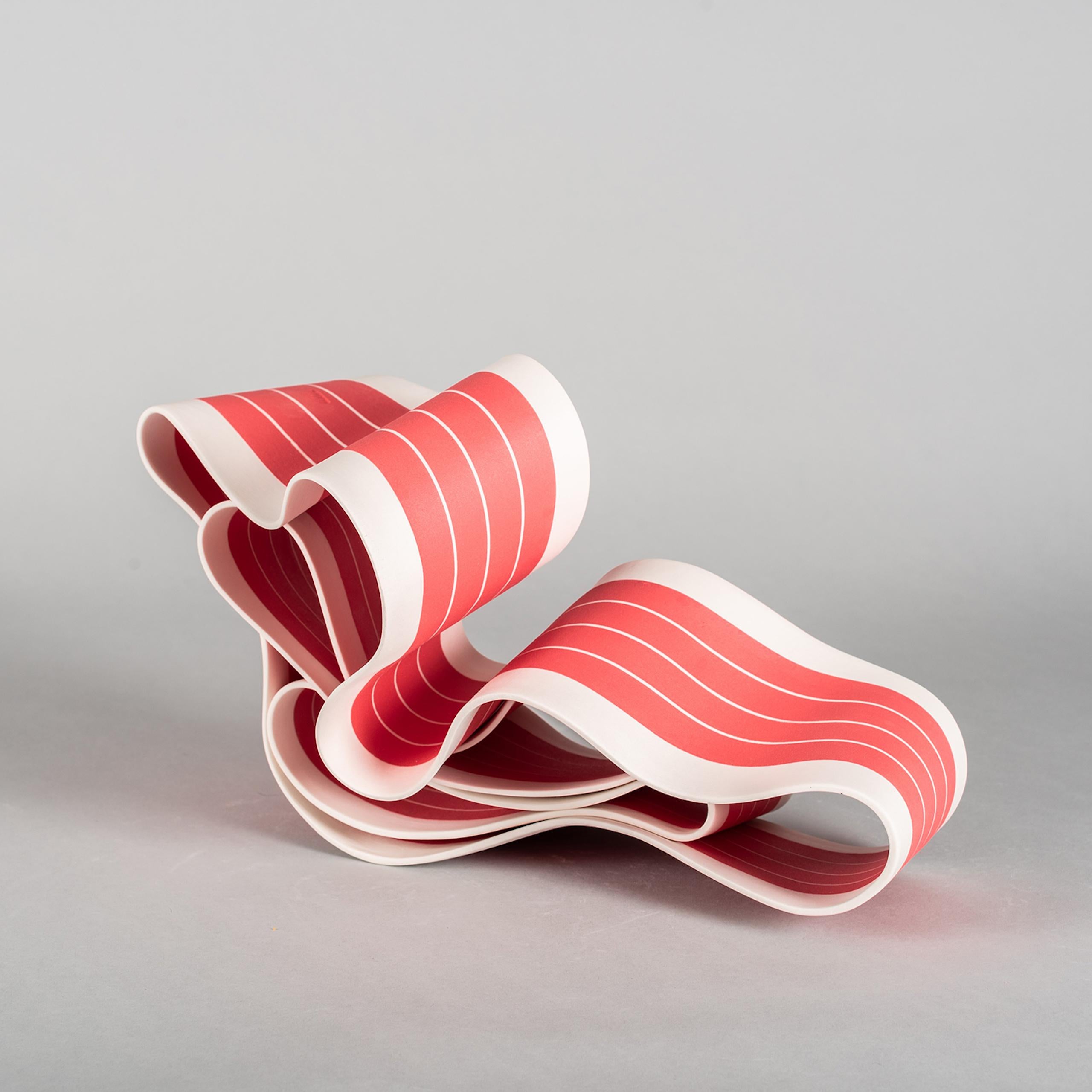 Folding in Motion 3 di Simcha Even-Chen - scultura in porcellana, rosso in vendita 4