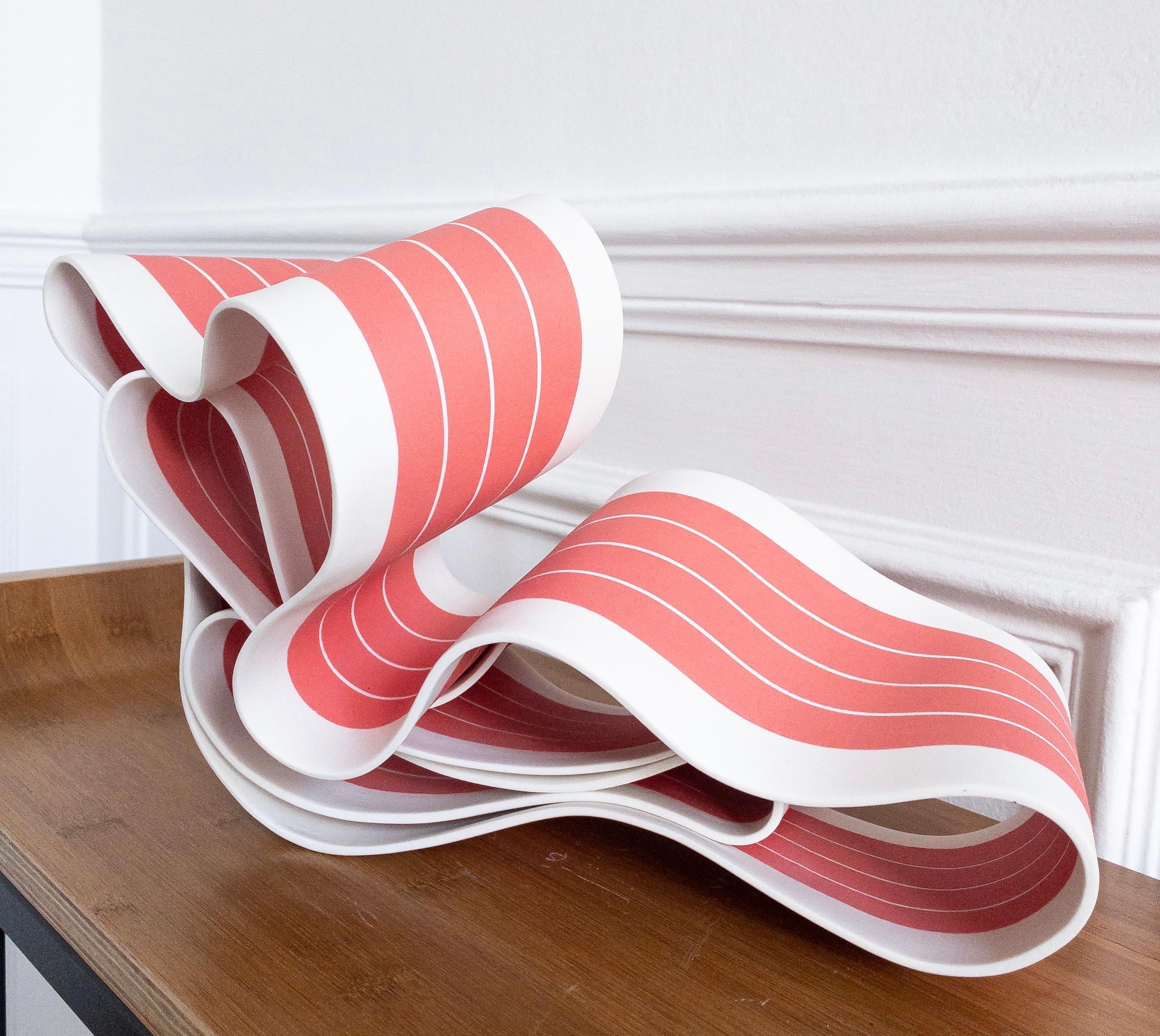Folding in Motion 3 di Simcha Even-Chen - scultura in porcellana, rosso in vendita 8