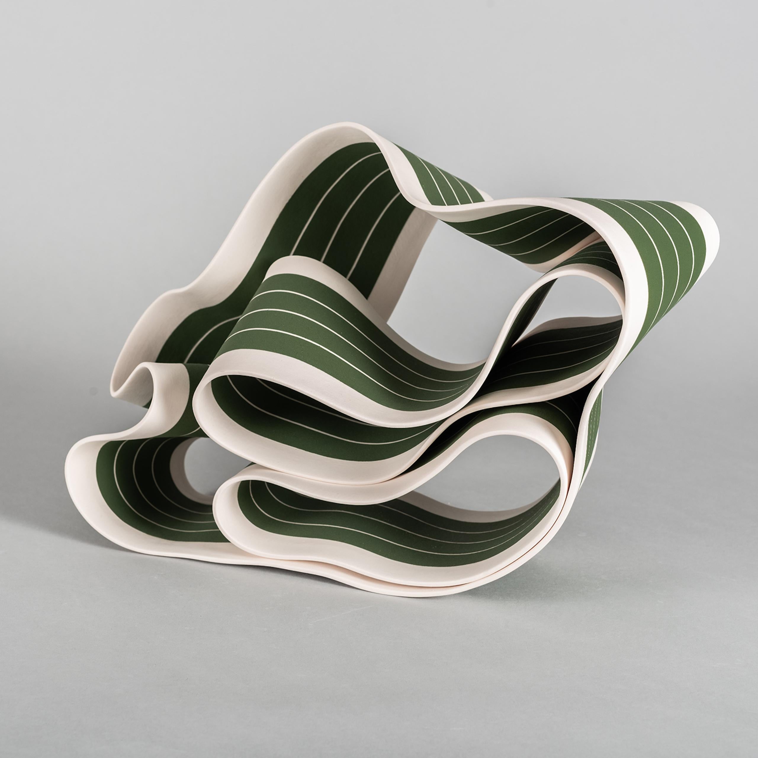 Folding in Motion 4 von Simcha Even-Chen - Porzellanskulptur, grüne Linien im Angebot 1