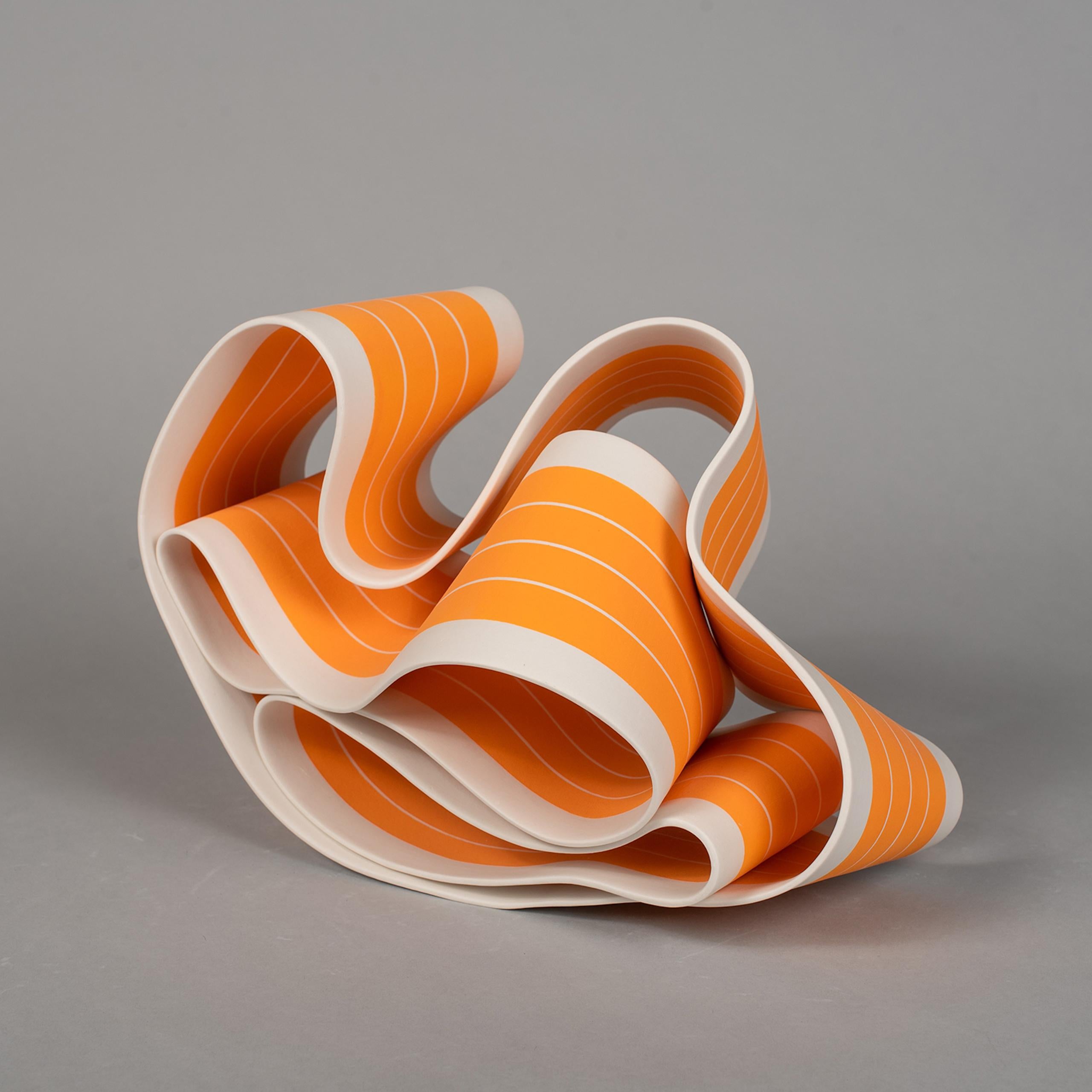 Folding in Motion 5 est une sculpture unique en porcelaine de papier de l'artiste contemporain Simcha Even-Chen, dont les dimensions sont de 22 cm × 30 cm × 19 cm (8,7 × 11,8 × 7,5 in). La sculpture est signée et accompagnée d'un certificat