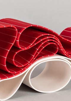 Plegado en movimiento 8 de Simcha Even-Chen - Escultura de porcelana, roja, blanca, líneas